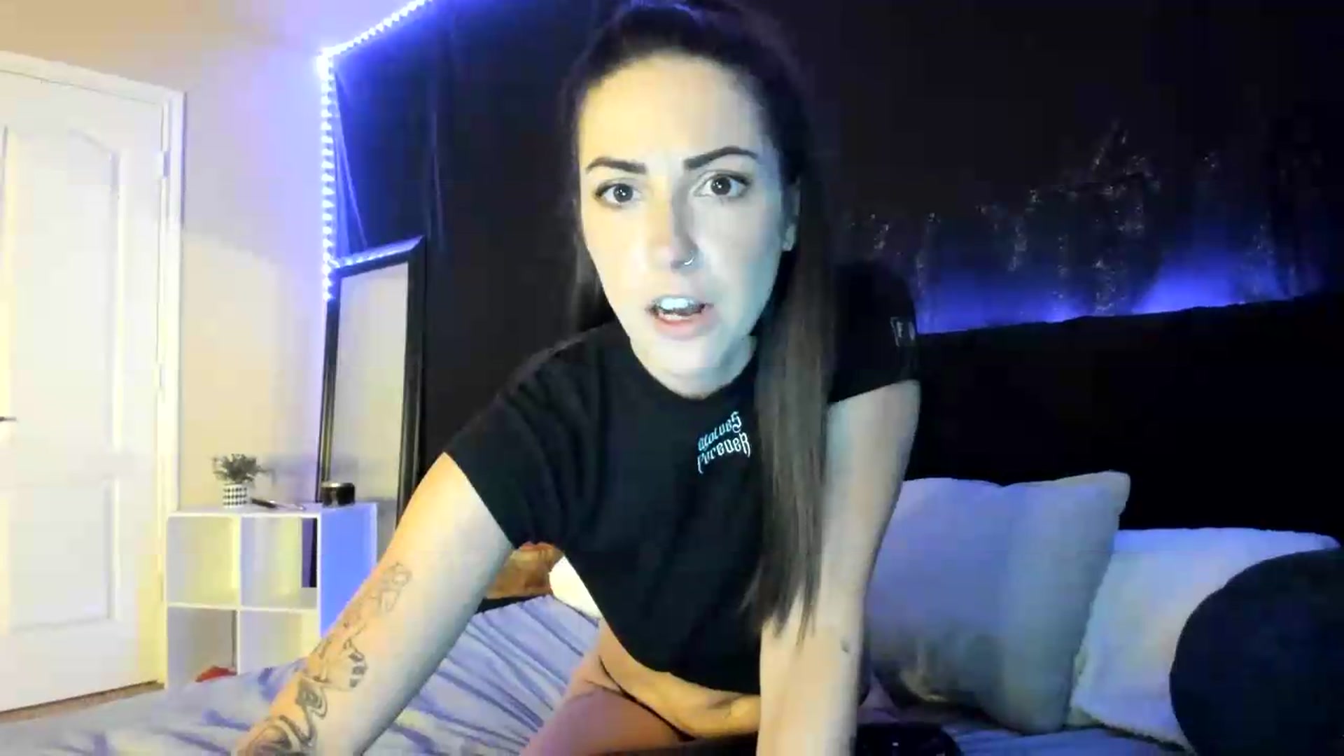 Gallery image thumbnail from astrolee's myfreecams stream on, 06/18/2026, 19:16 image 11 of 20