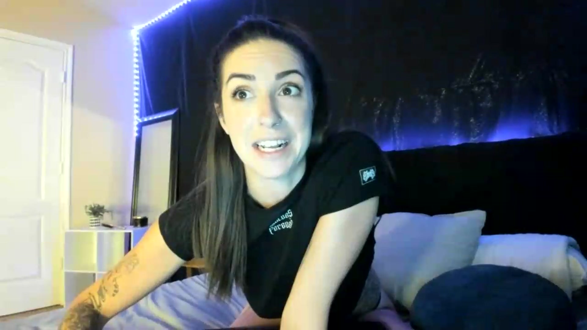 Gallery image thumbnail from astrolee's myfreecams stream on, 06/18/2026, 19:16 image 2 of 20