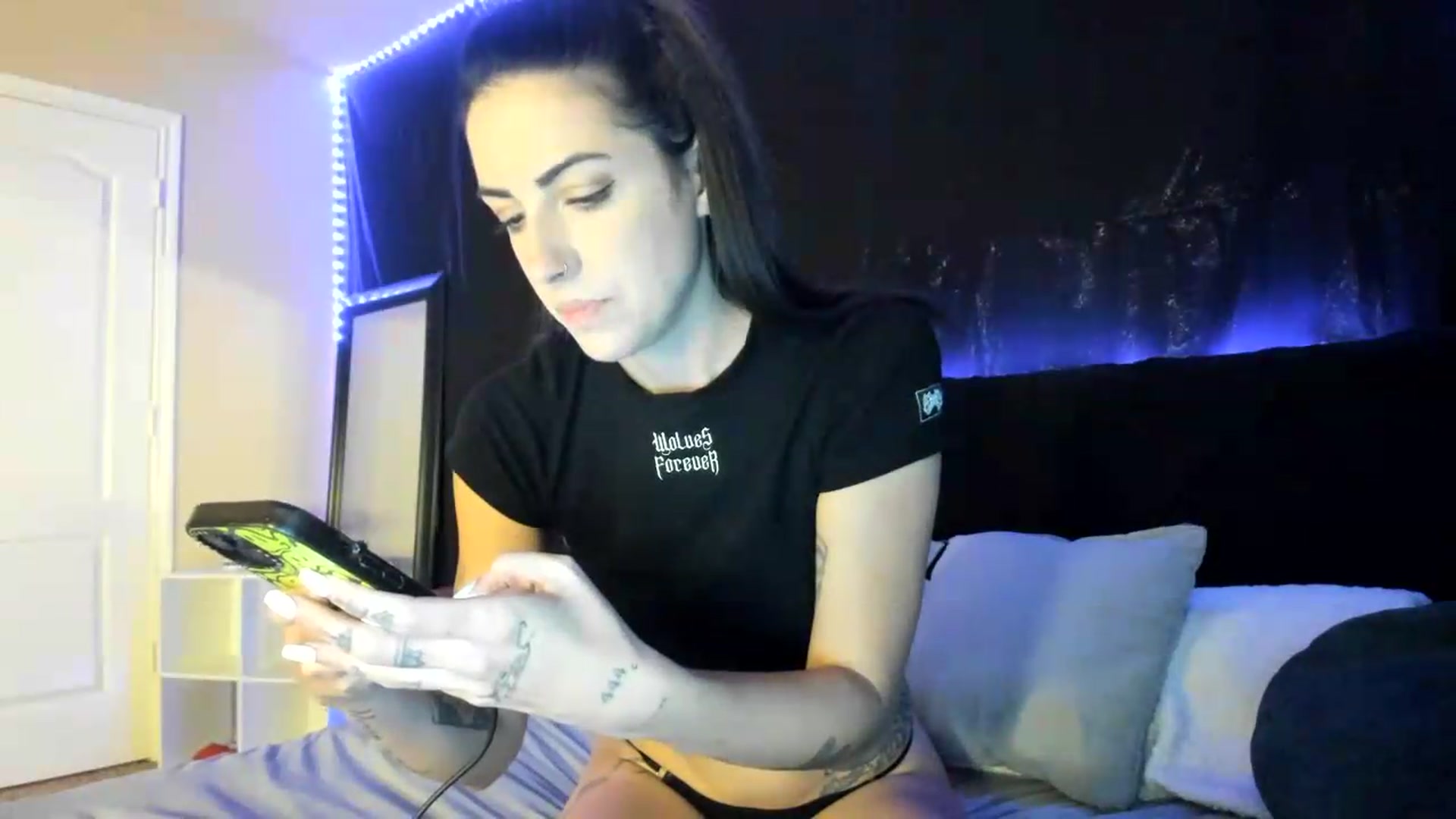 Gallery image thumbnail from astrolee's myfreecams stream on, 06/18/2026, 19:16 image 8 of 20
