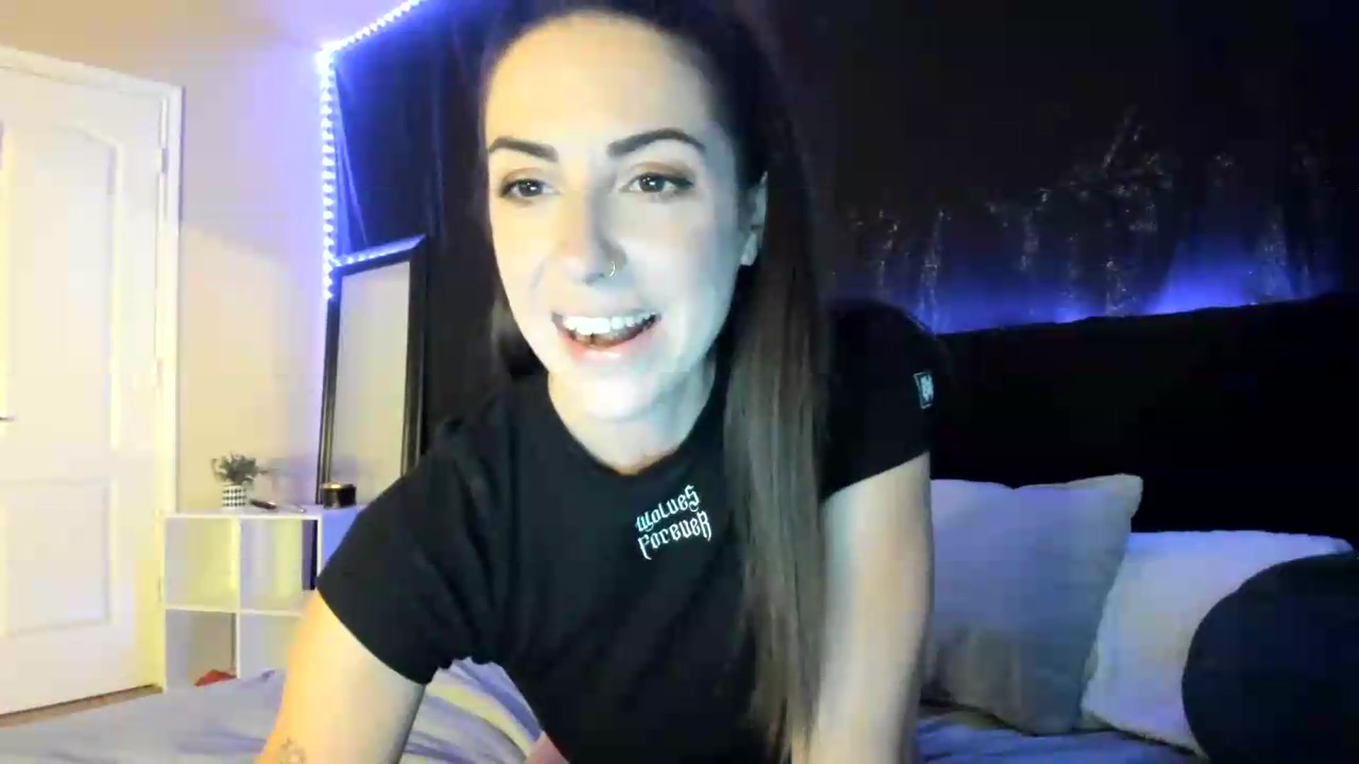 Gallery image thumbnail from astrolee's myfreecams stream on, 06/18/2026, 19:16 image 17 of 20
