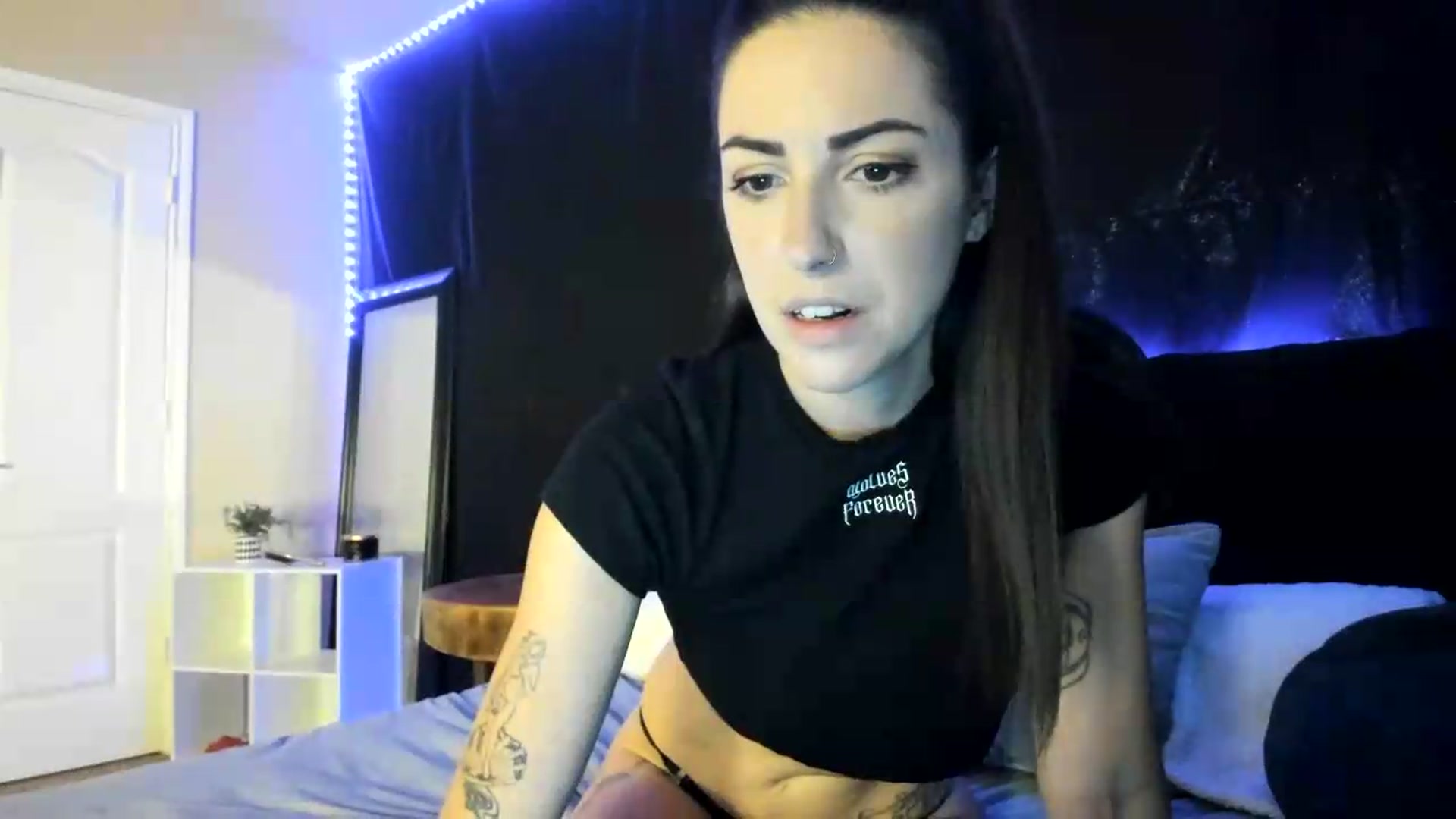 Gallery image thumbnail from astrolee's myfreecams stream on, 06/18/2026, 19:16 image 15 of 20