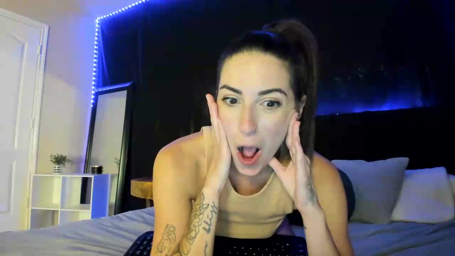 Gallery image thumbnail from astrolee's myfreecams stream on, 06/20/2026, 03:33 image 17 of 20