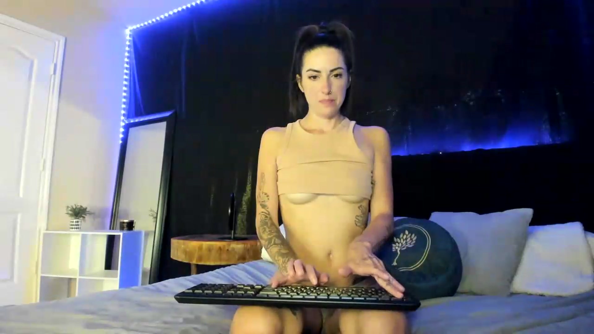 Gallery image thumbnail from astrolee's myfreecams stream on, 06/20/2026, 03:33 image 19 of 20