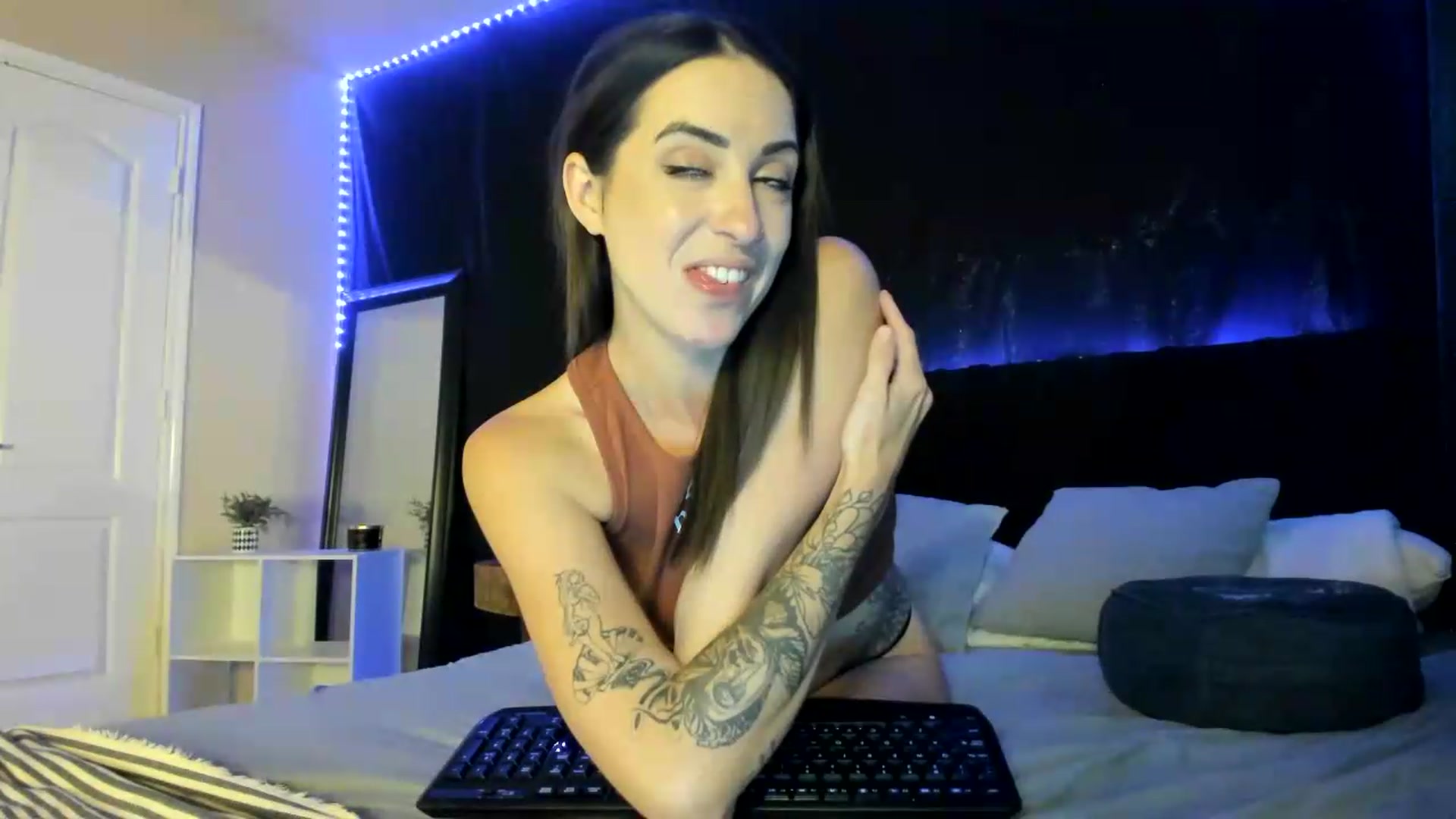 Gallery image thumbnail from astrolee's myfreecams stream on, 06/20/2026, 22:05 image 16 of 20