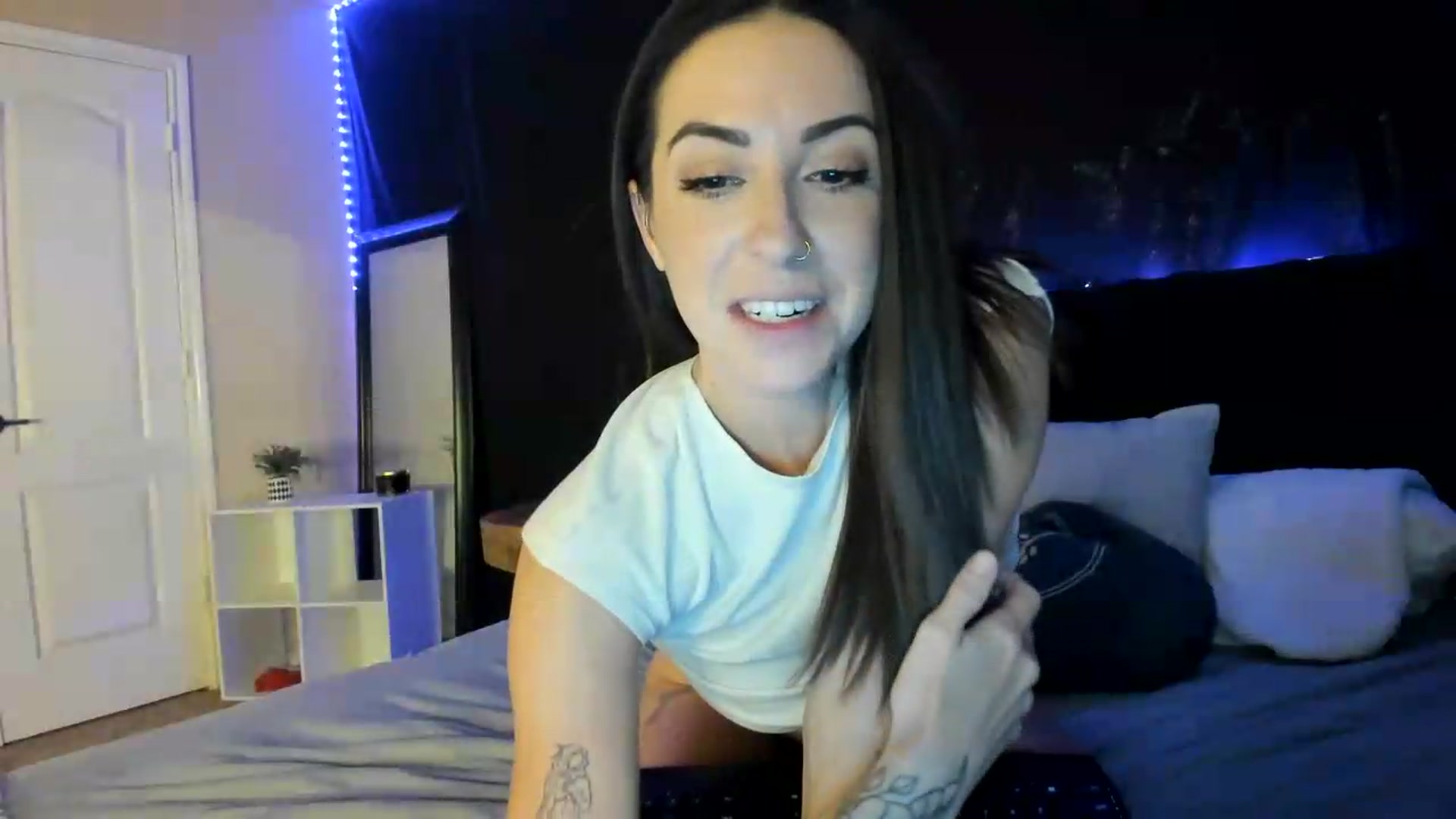 Gallery image thumbnail from astrolee's myfreecams stream on, 06/21/2026, 20:02 image 6 of 20