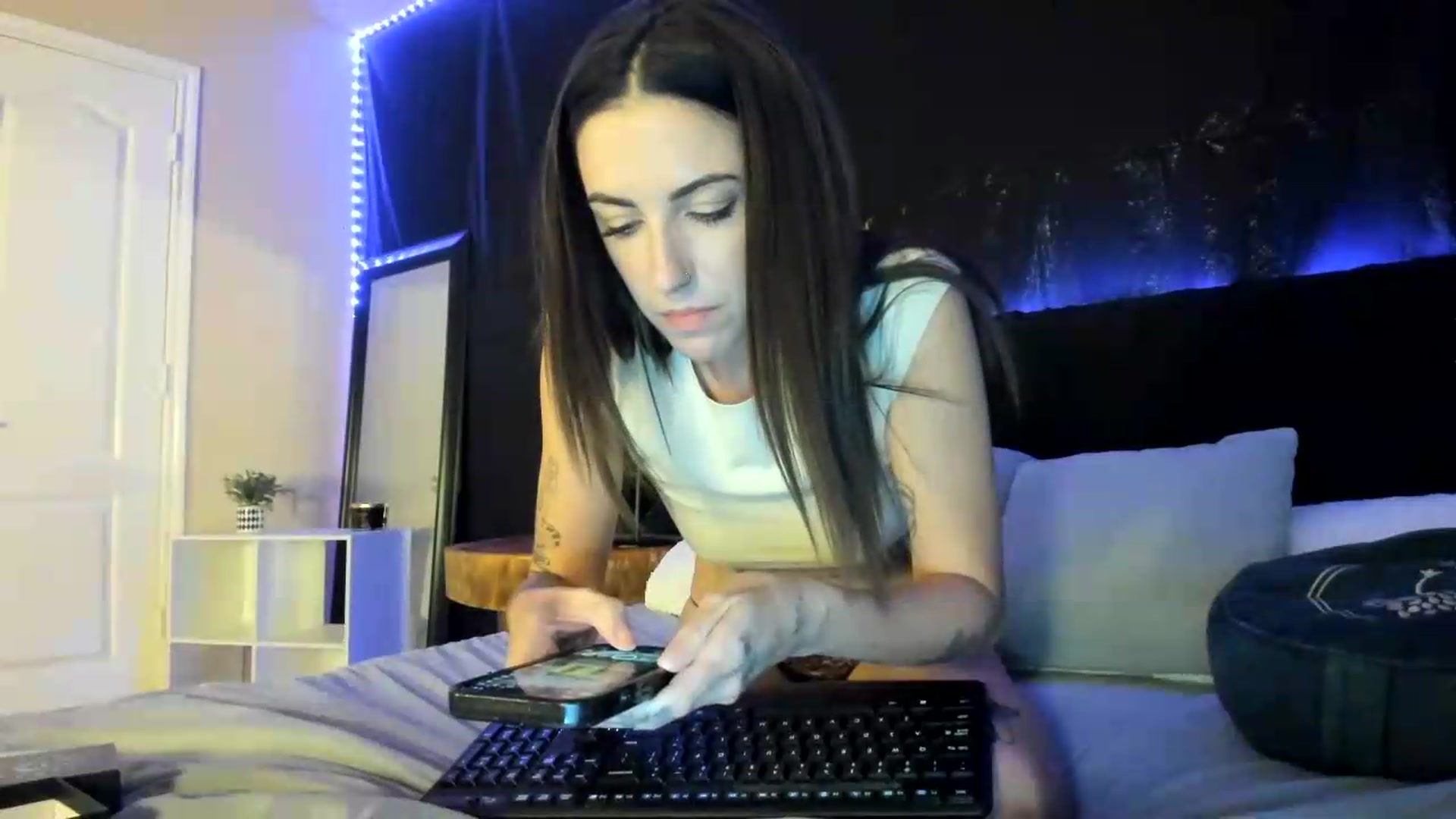 Gallery image thumbnail from astrolee's myfreecams stream on, 06/22/2026, 24:03 image 7 of 20