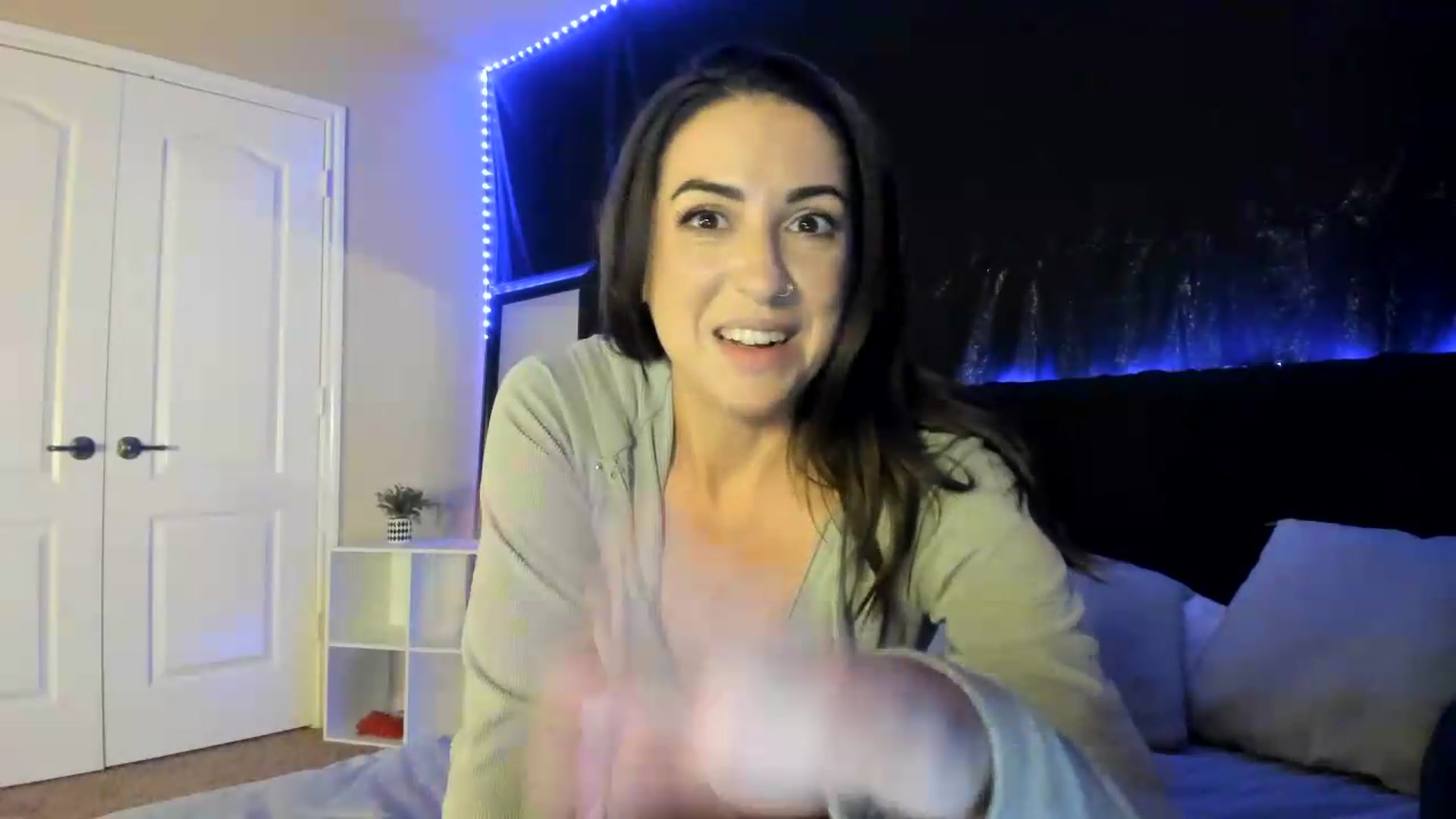 Gallery image thumbnail from astrolee's myfreecams stream on, 07/01/2026, 24:17 image 12 of 20
