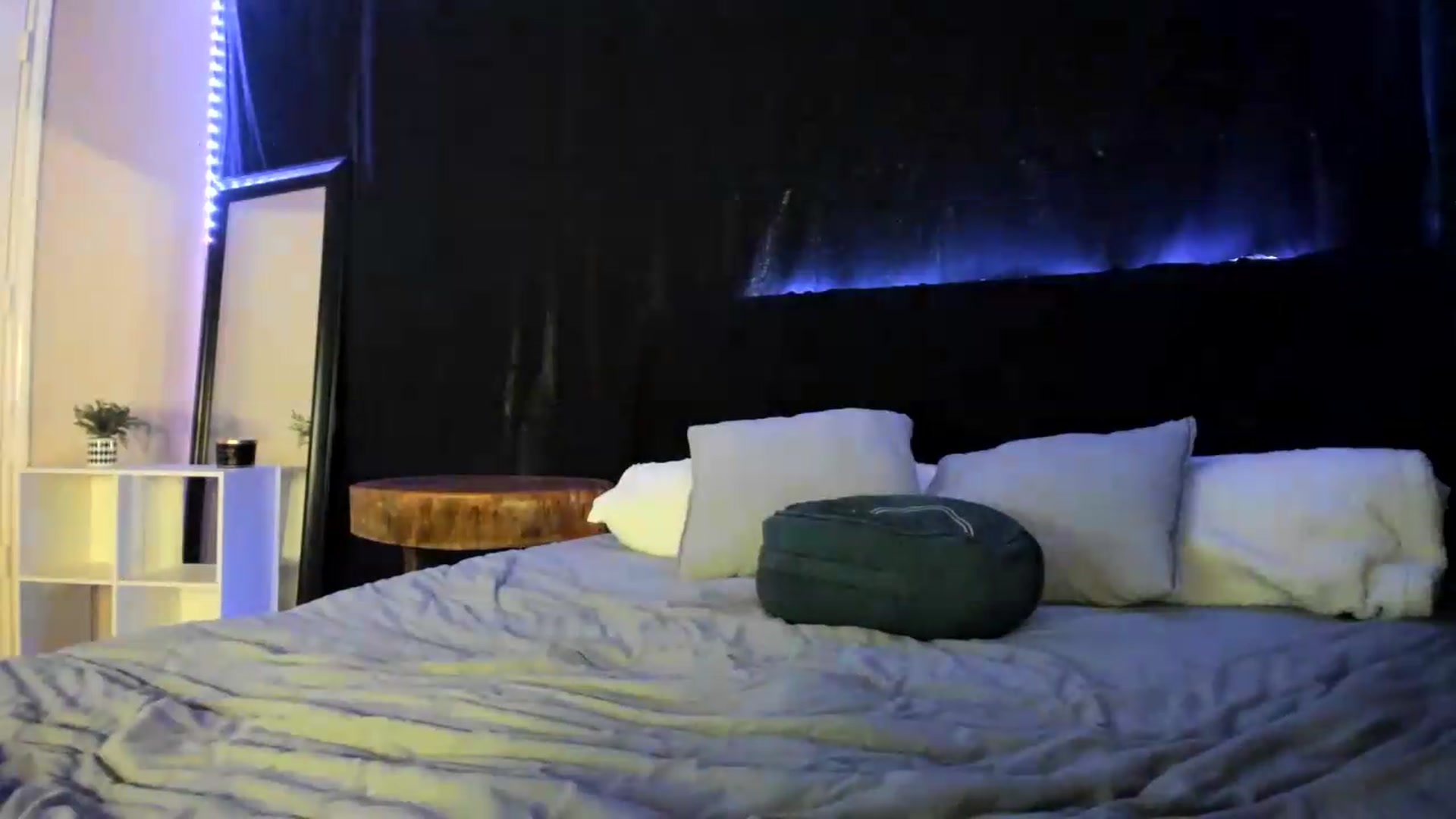 Gallery image thumbnail from astrolee's myfreecams stream on, 07/13/2026, 01:09 image 10 of 20