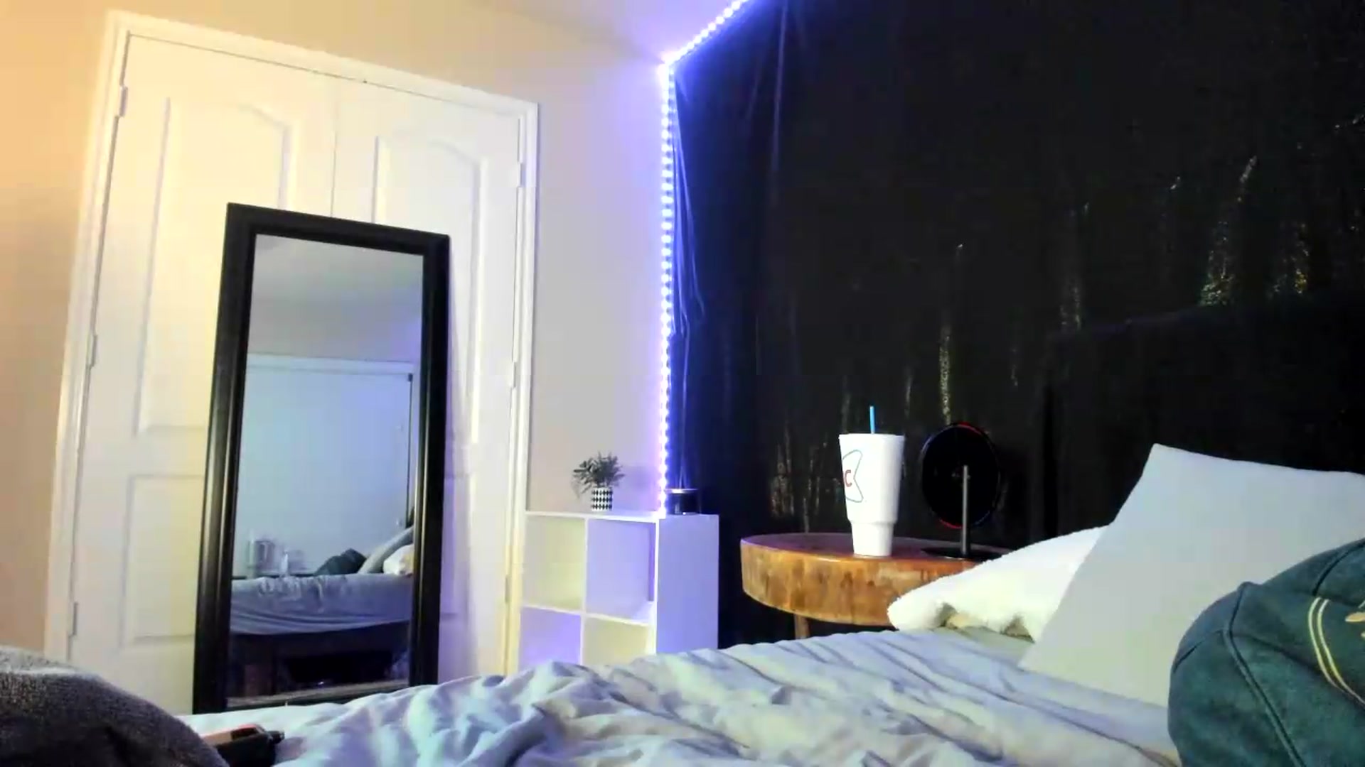 Gallery image thumbnail from astrolee's myfreecams stream on, 08/20/2026, 23:13 image 10 of 20