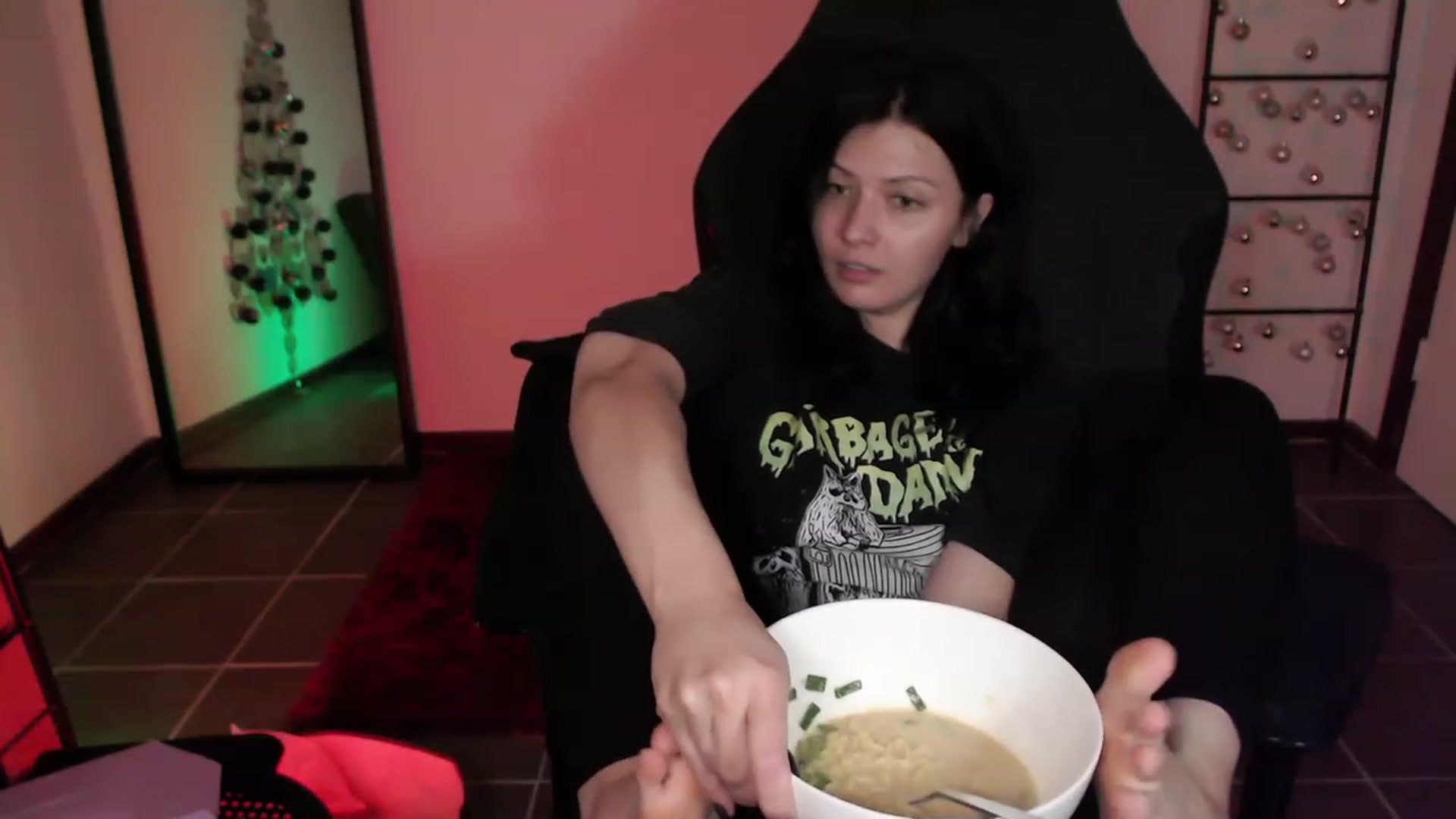 Gallery image thumbnail from average's myfreecams stream on, 12/24/2023, 03:02 image 17 of 20