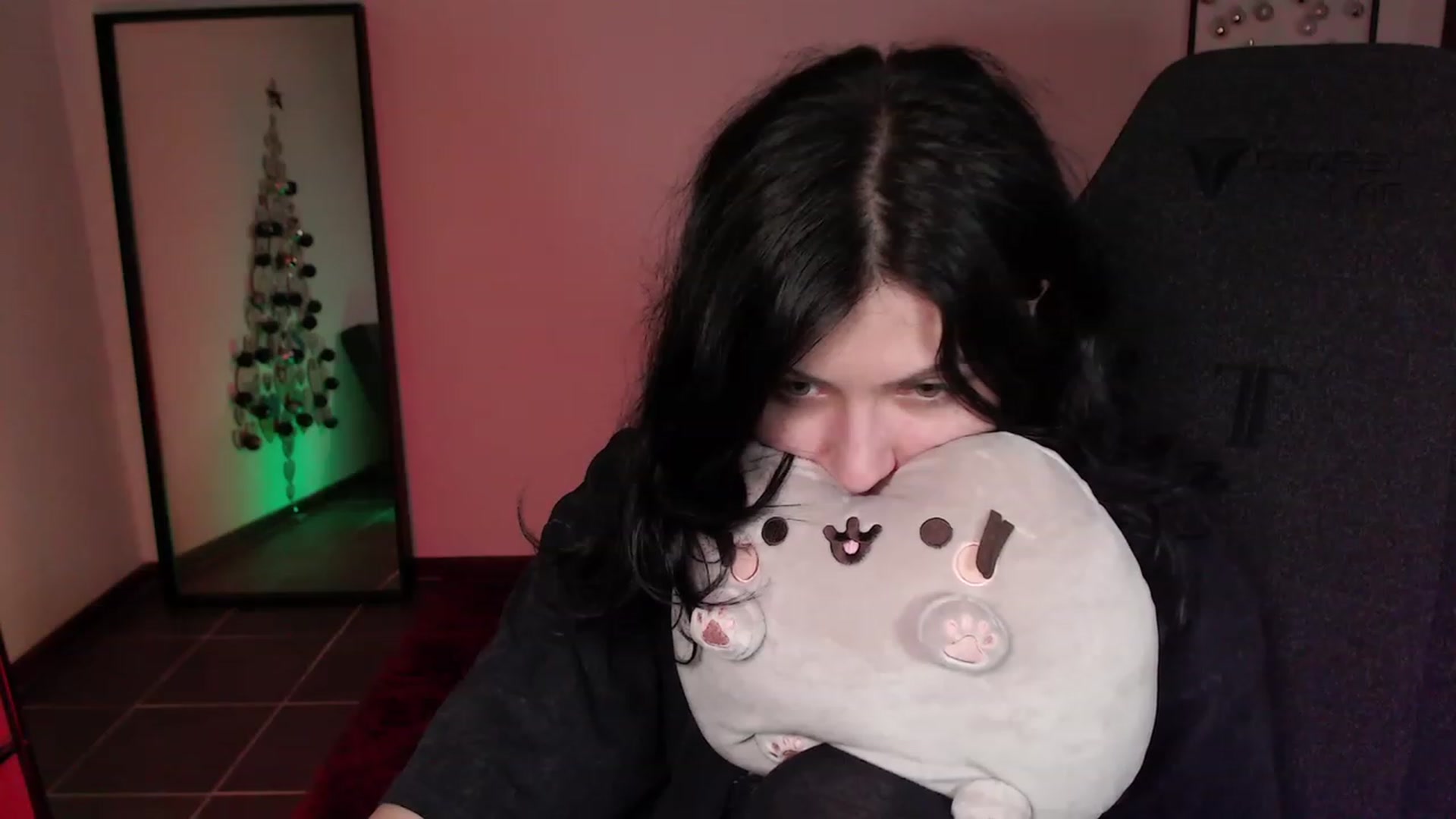 Gallery image thumbnail from average's myfreecams stream on, 12/24/2023, 03:16 image 17 of 20