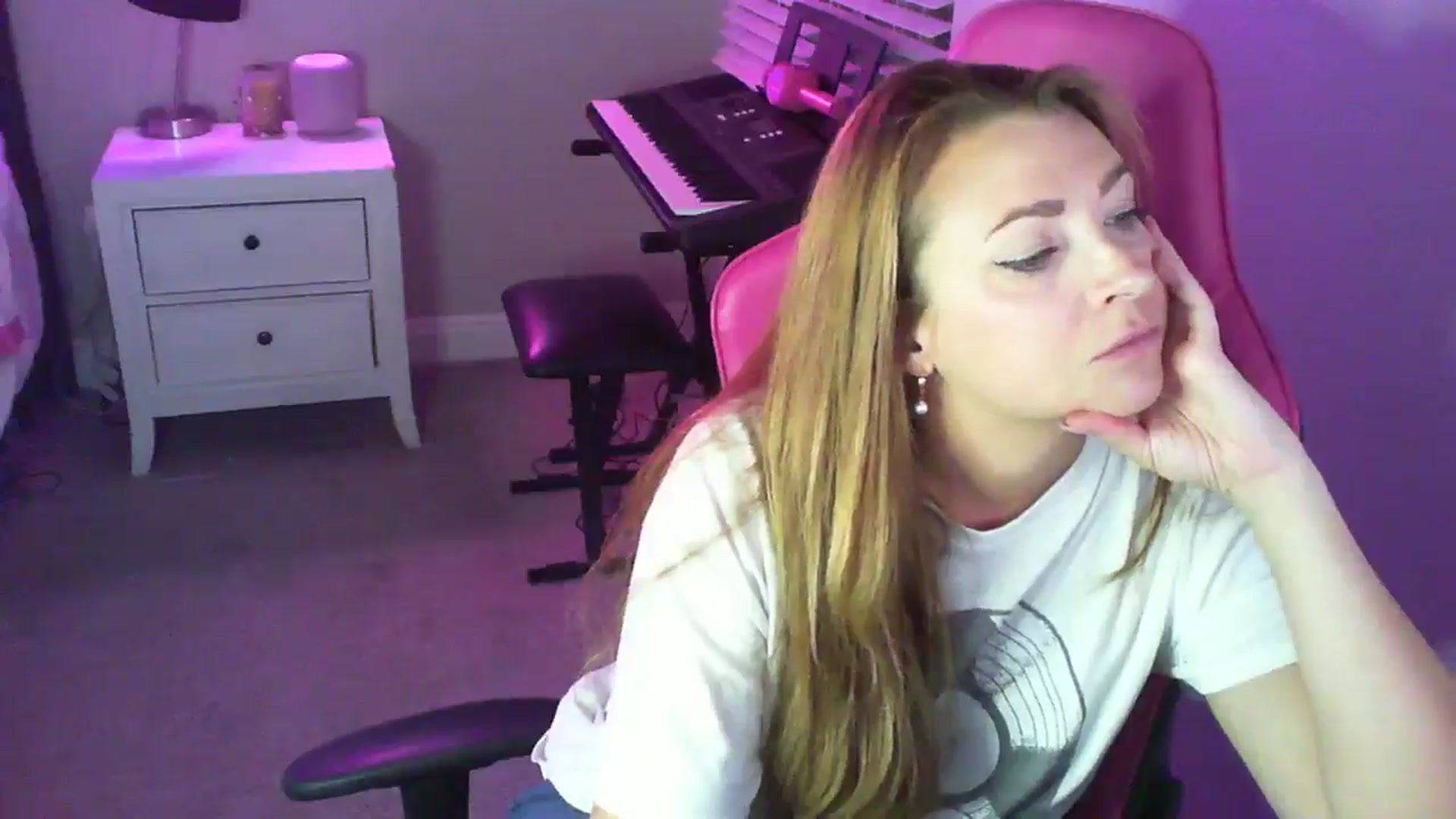 Gallery image thumbnail from b3ckyb1tch_69's myfreecams stream on, 09/30/2024, 02:43 image 7 of 20
