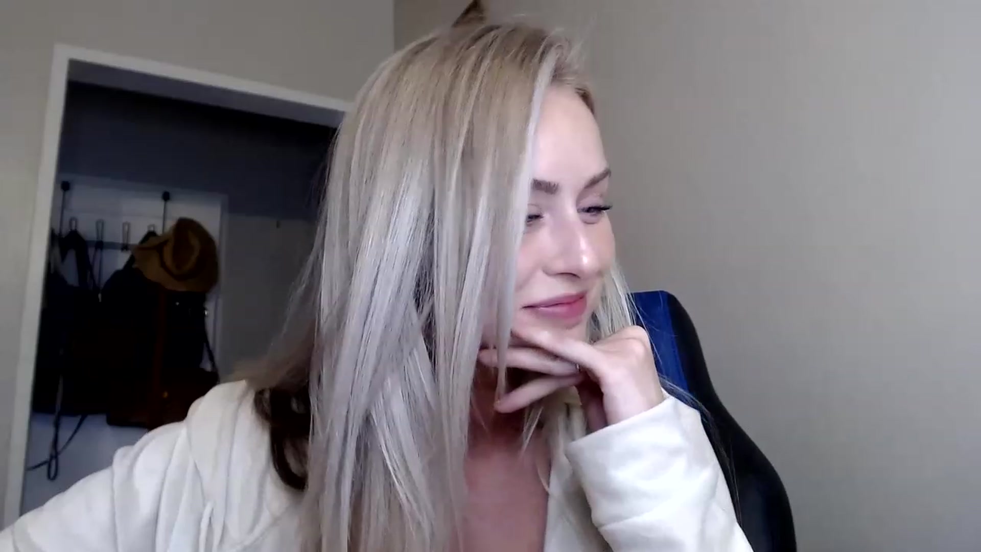 Gallery image thumbnail from babyaustyn's myfreecams stream on, 12/08/2022, 24:02 image 12 of 20
