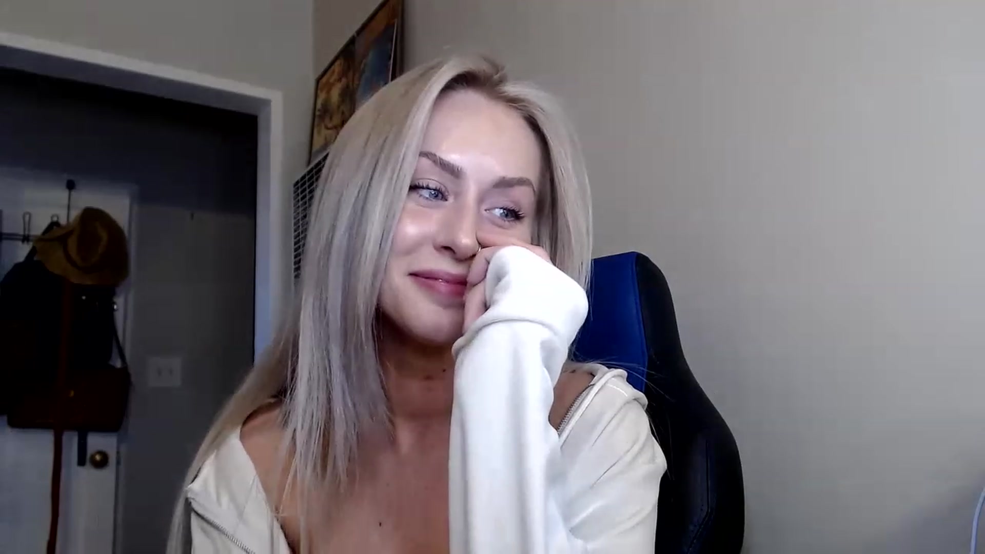 Gallery image thumbnail from babyaustyn's myfreecams stream on, 12/08/2022, 24:02 image 17 of 20