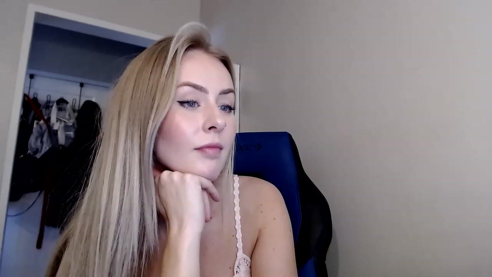 Gallery image thumbnail from babyaustyn's myfreecams stream on, 02/11/2023, 24:32 image 4 of 20
