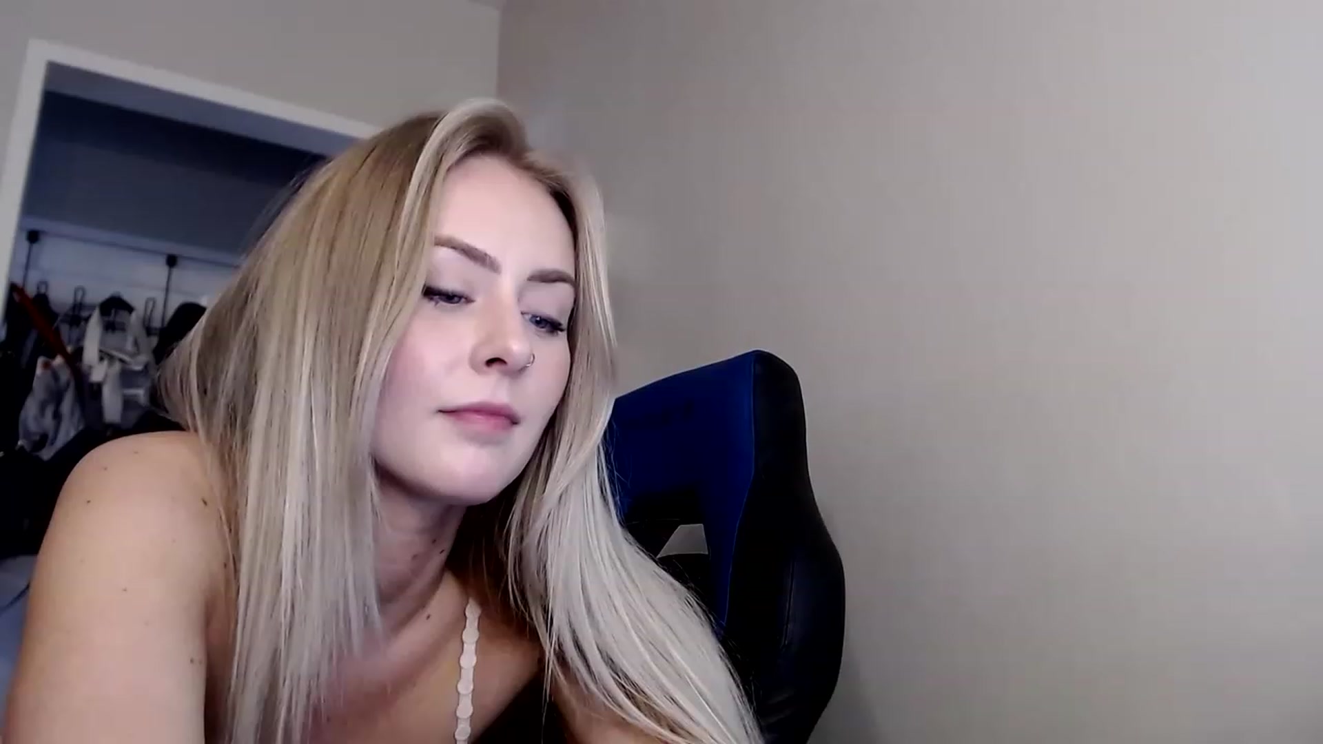 Gallery image thumbnail from babyaustyn's myfreecams stream on, 02/11/2023, 24:32 image 18 of 20