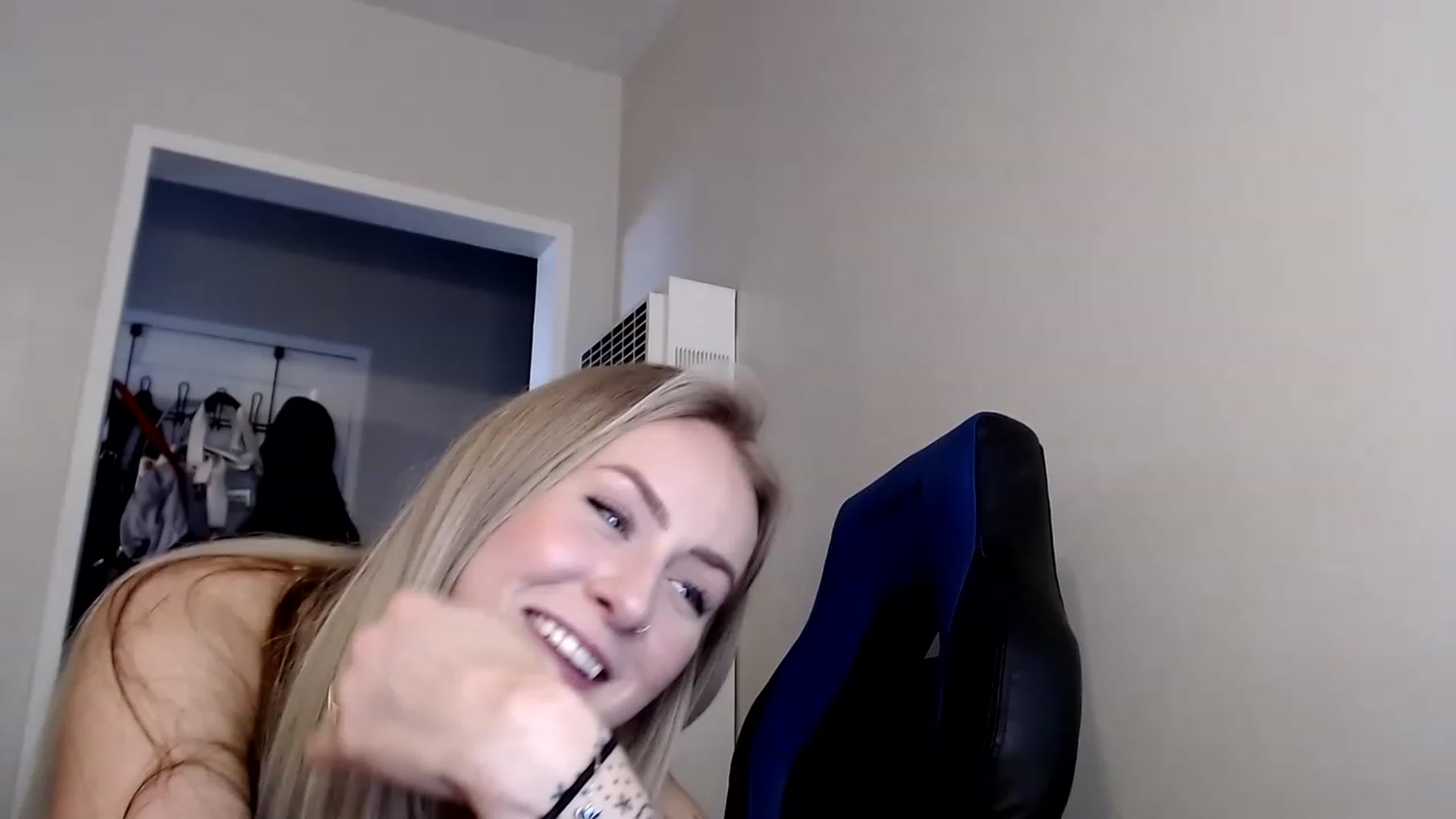 Gallery image thumbnail from babyaustyn's myfreecams stream on, 02/11/2023, 24:32 image 13 of 20