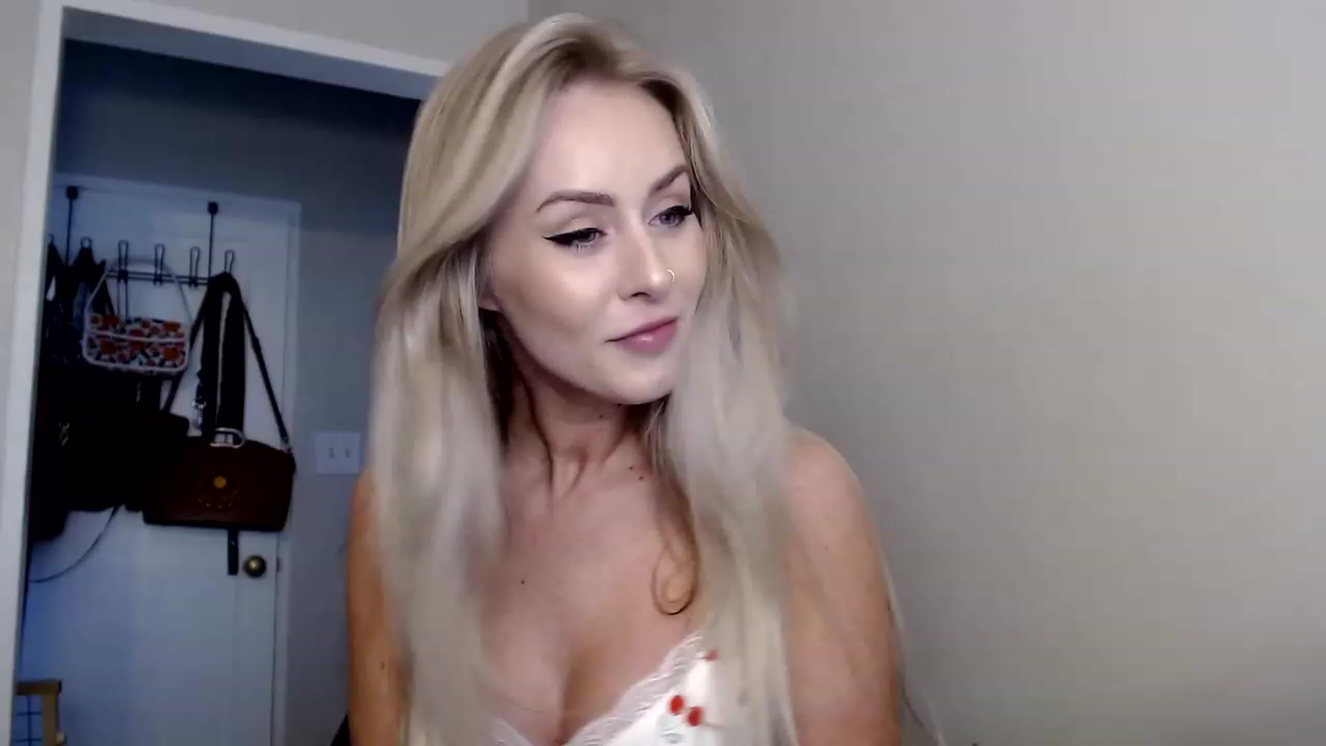 Gallery image thumbnail from babyaustyn's myfreecams stream on, 02/17/2023, 23:30 image 8 of 20