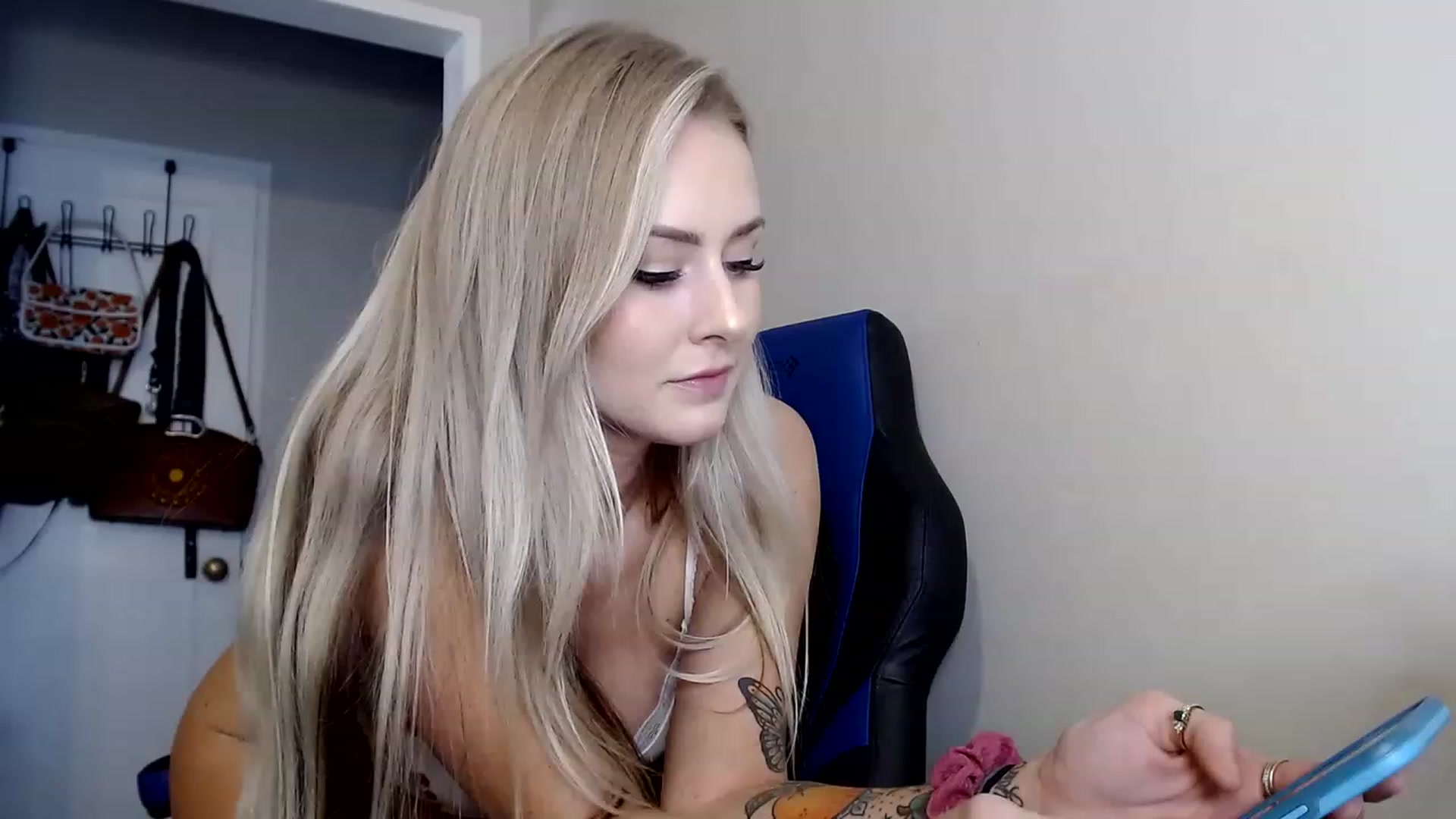 Gallery image thumbnail from babyaustyn's myfreecams stream on, 02/18/2023, 24:12 image 7 of 20