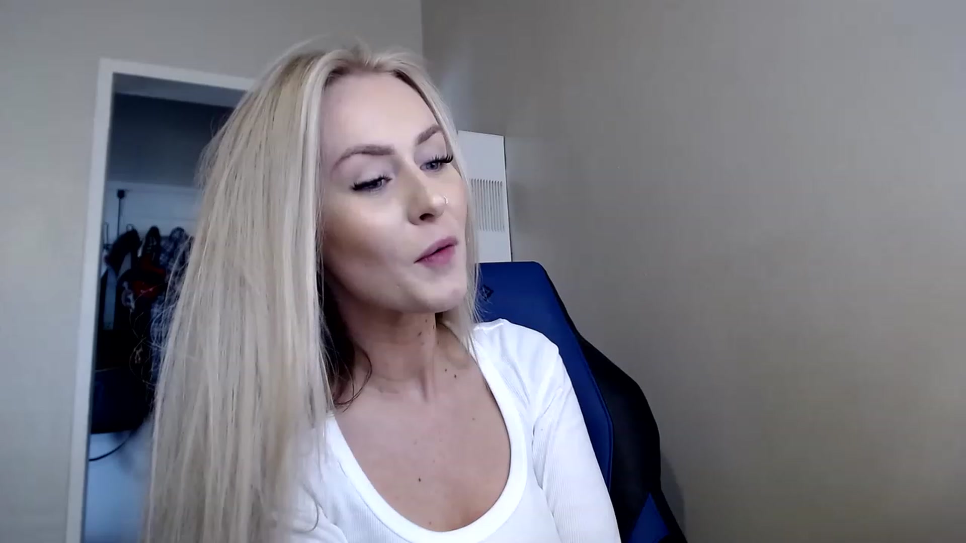 Gallery image thumbnail from babyaustyn's myfreecams stream on, 03/29/2023, 22:09 image 10 of 20