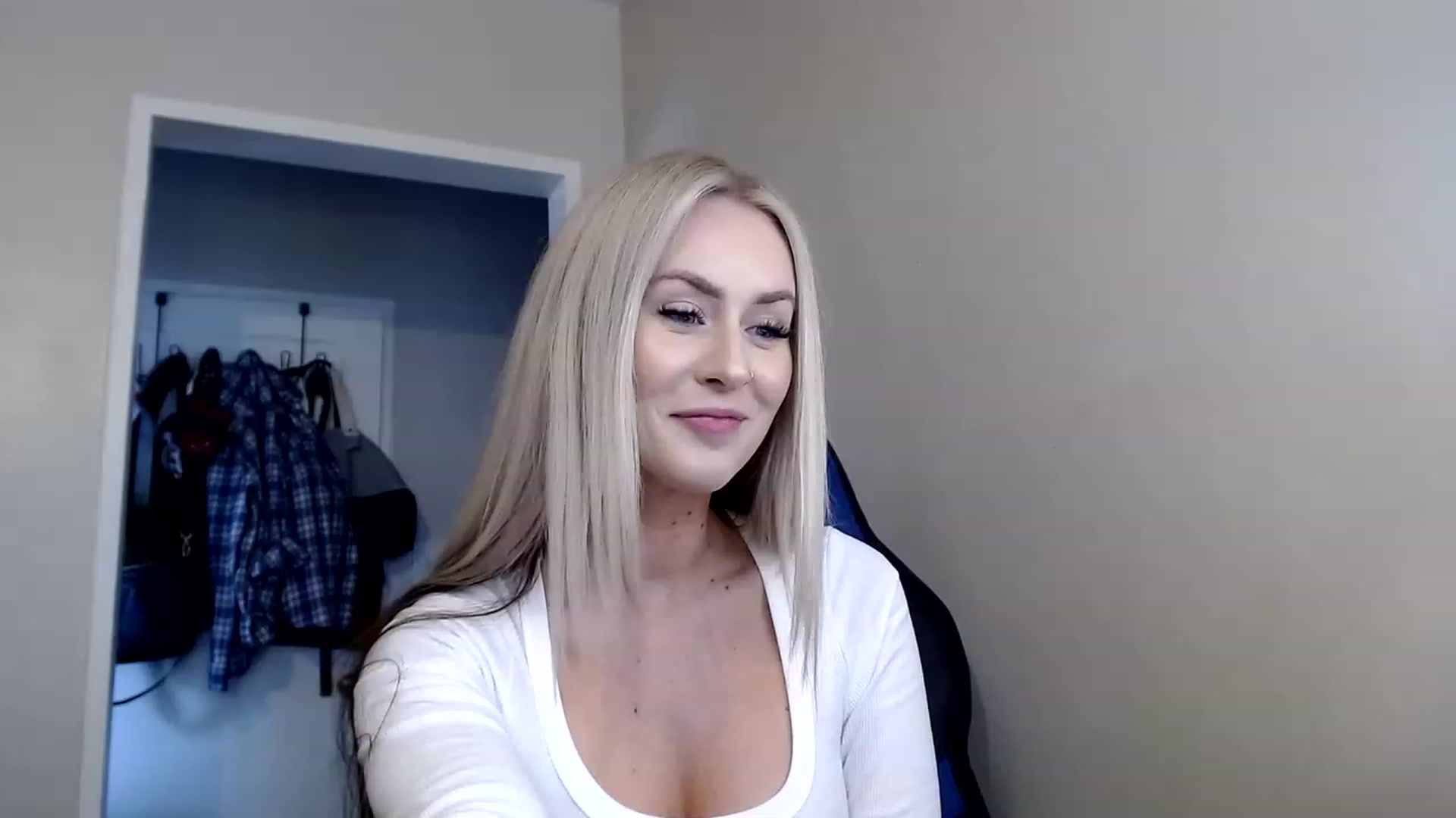 Gallery image thumbnail from babyaustyn's myfreecams stream on, 03/29/2023, 22:09 image 4 of 20