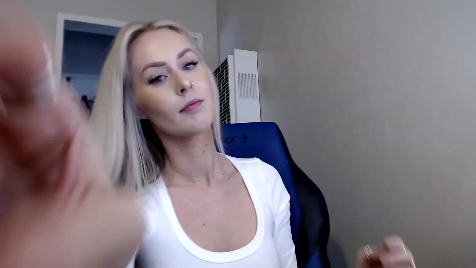 Gallery image thumbnail from babyaustyn's myfreecams stream on, 03/29/2023, 22:09 image 3 of 20