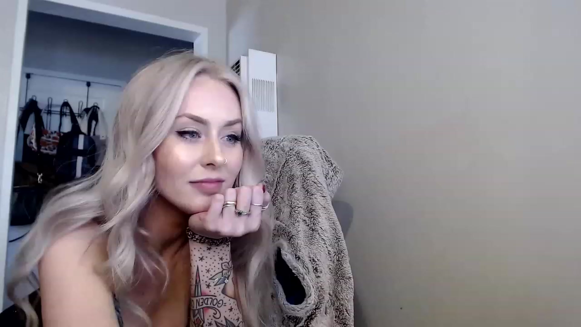 Gallery image thumbnail from babyaustyn's myfreecams stream on, 04/13/2023, 22:57 image 1 of 20