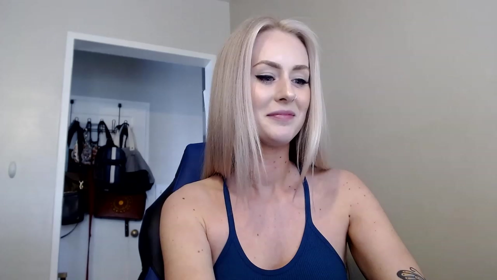 Gallery image thumbnail from babyaustyn's myfreecams stream on, 04/14/2023, 23:10 image 16 of 20