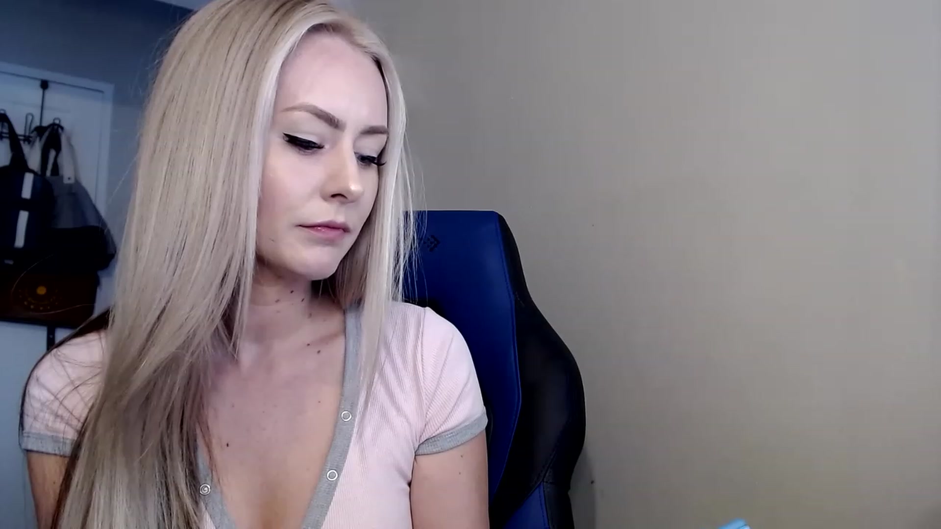 Gallery image thumbnail from babyaustyn's myfreecams stream on, 04/17/2023, 21:35 image 9 of 20