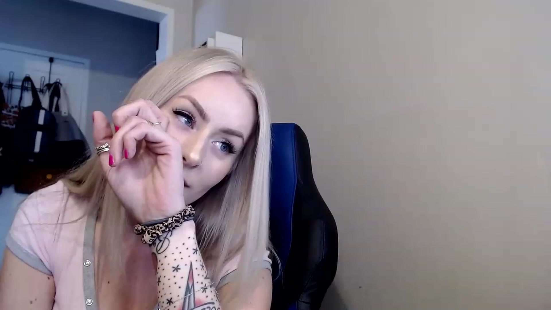 Gallery image thumbnail from babyaustyn's myfreecams stream on, 04/17/2023, 21:35 image 18 of 20