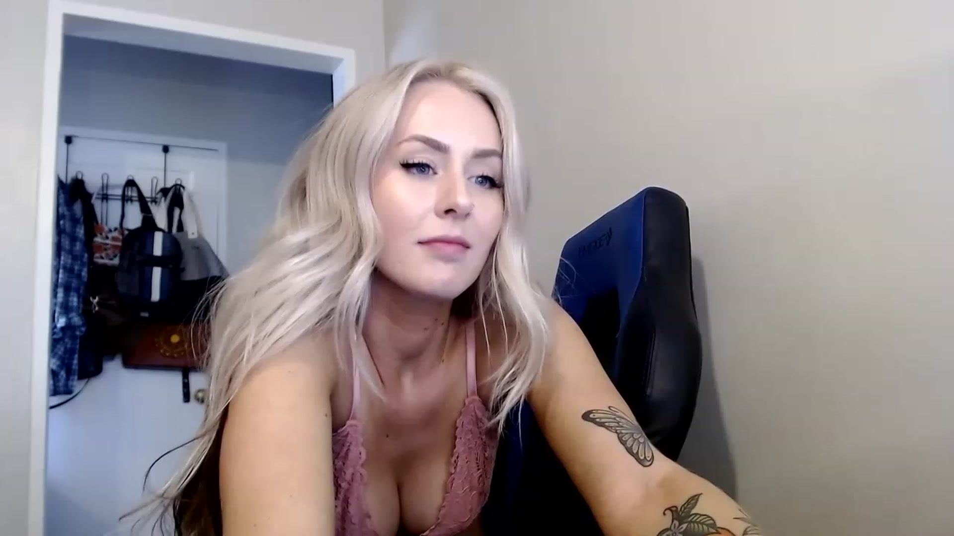 Gallery image thumbnail from babyaustyn's myfreecams stream on, 04/18/2023, 23:32 image 9 of 20