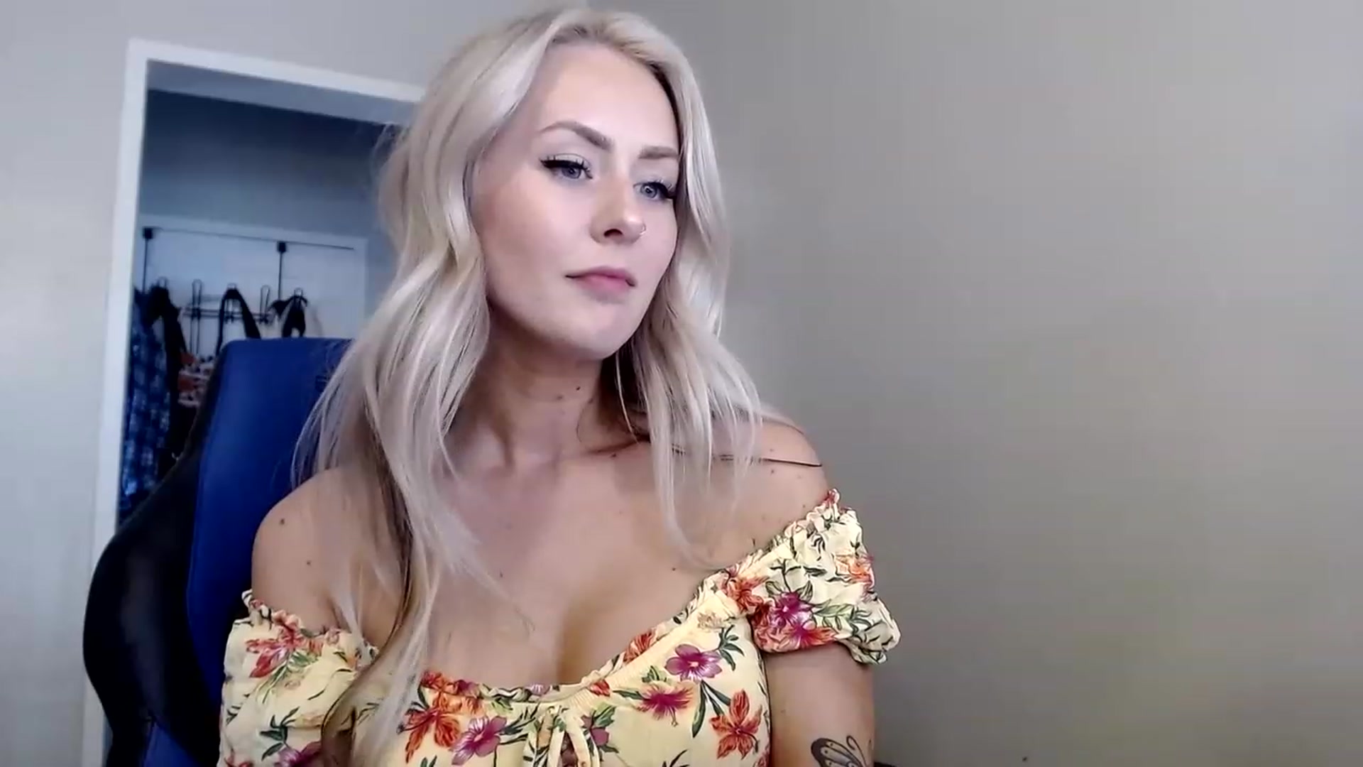 Gallery image thumbnail from babyaustyn's myfreecams stream on, 04/19/2023, 23:33 image 14 of 20