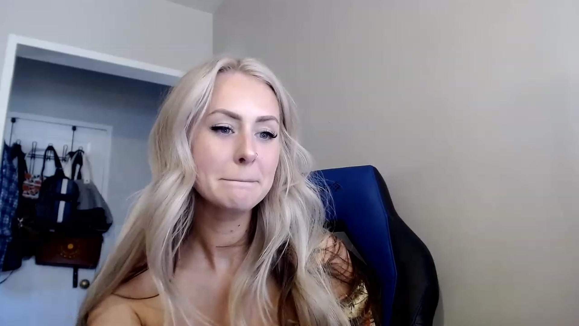 Gallery image thumbnail from babyaustyn's myfreecams stream on, 04/19/2023, 23:33 image 8 of 20