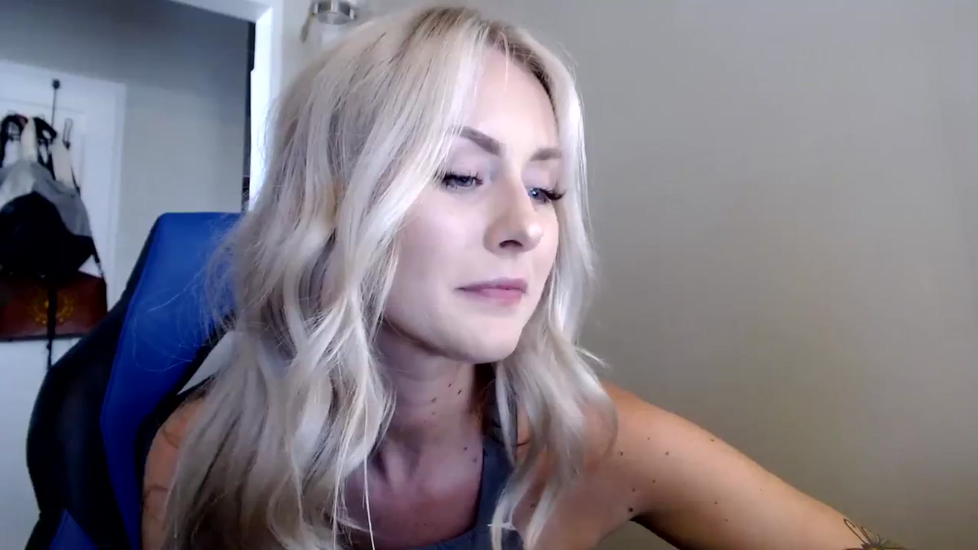 Gallery image thumbnail from babyaustyn's myfreecams stream on, 08/08/2023, 22:53 image 8 of 20