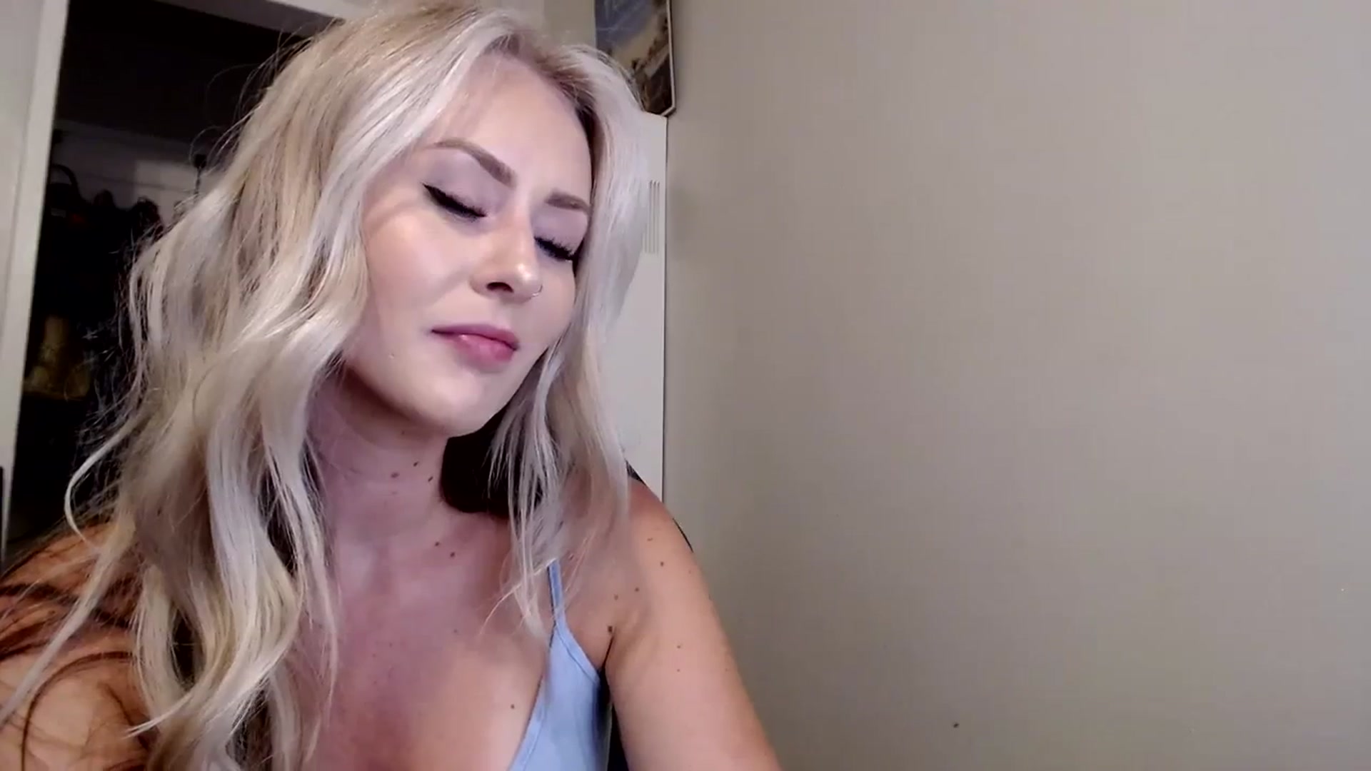 Gallery image thumbnail from babyaustyn's myfreecams stream on, 08/17/2023, 04:07 image 10 of 20