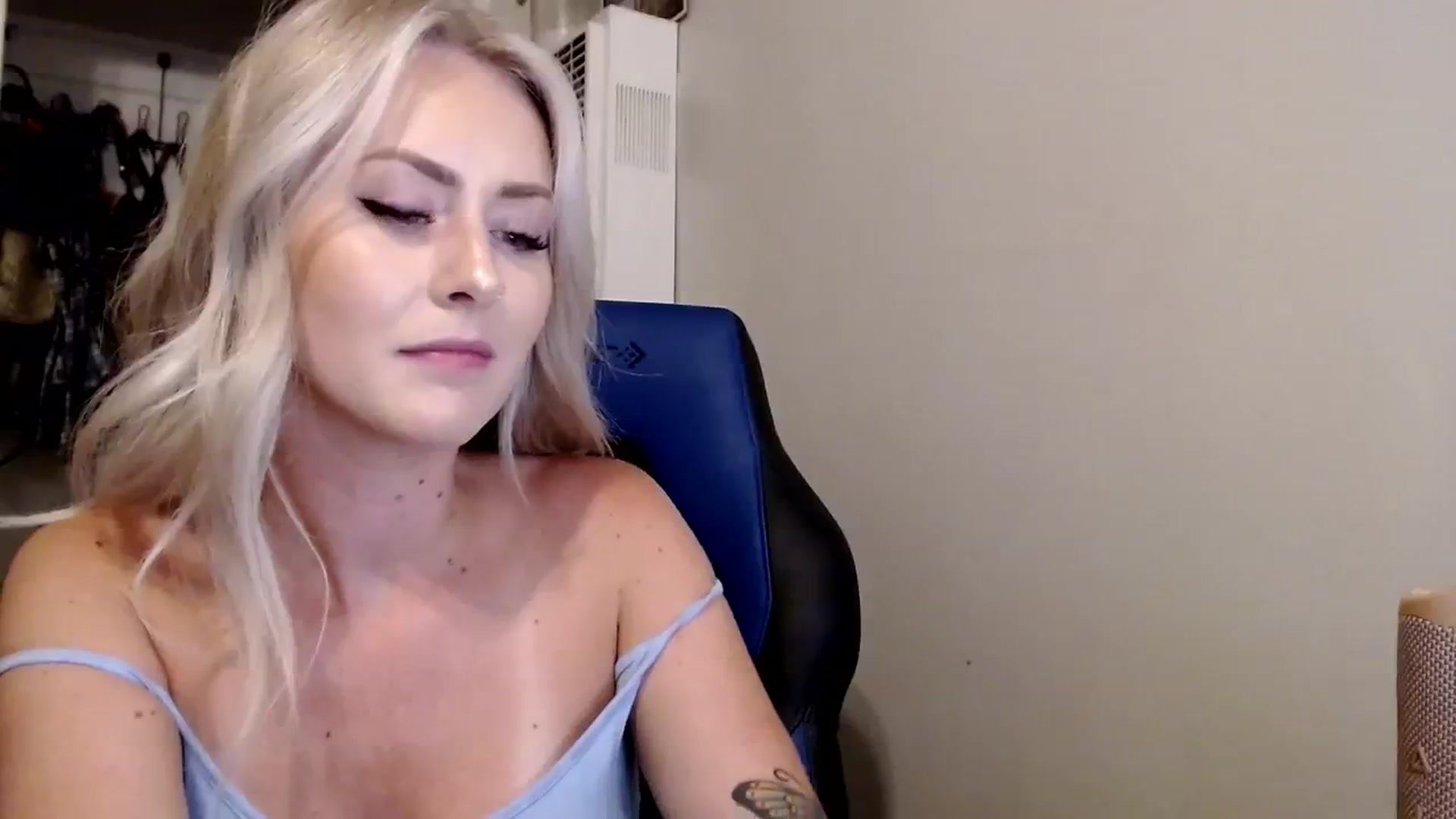 Gallery image thumbnail from babyaustyn's myfreecams stream on, 08/17/2023, 05:00 image 6 of 20