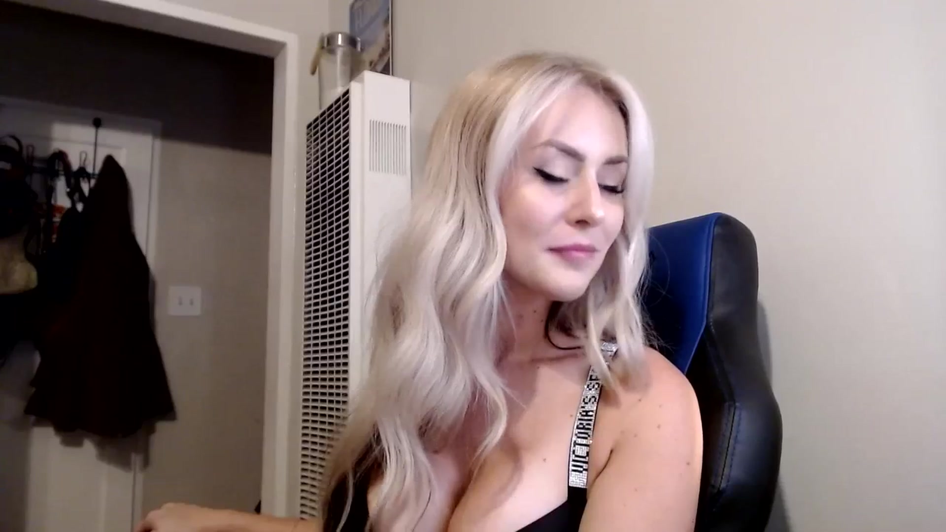 Gallery image thumbnail from babyaustyn's myfreecams stream on, 08/27/2023, 05:49 image 9 of 20