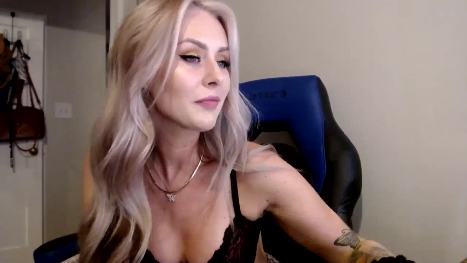 Gallery image thumbnail from babyaustyn's myfreecams stream on, 09/25/2023, 04:34 image 4 of 20