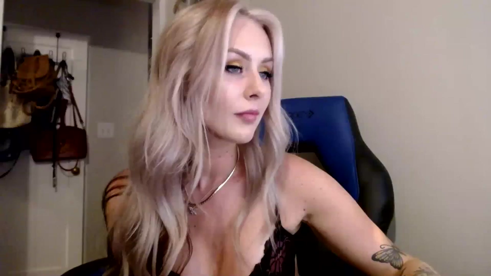 Gallery image thumbnail from babyaustyn's myfreecams stream on, 09/25/2023, 04:34 image 12 of 20
