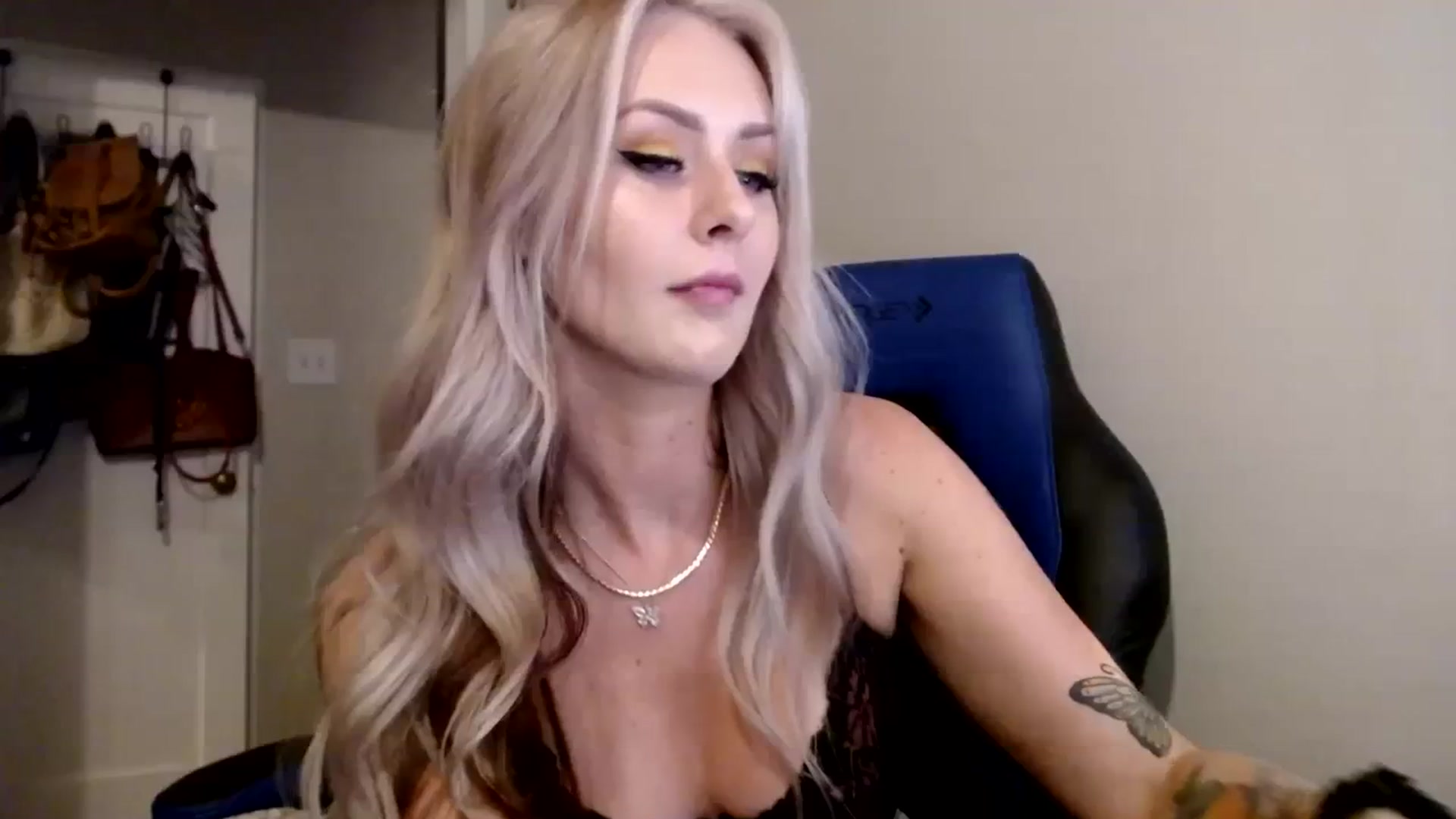 Gallery image thumbnail from babyaustyn's myfreecams stream on, 09/25/2023, 04:34 image 14 of 20