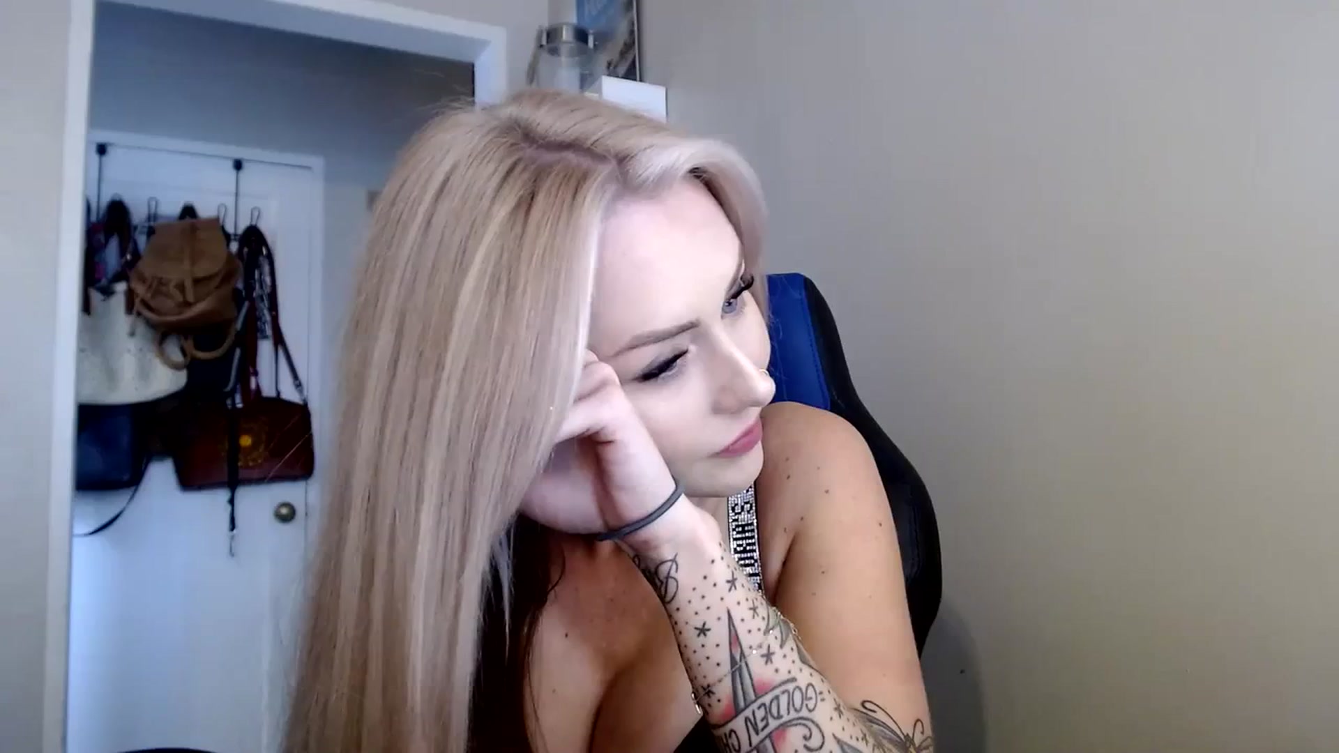 Gallery image thumbnail from babyaustyn's myfreecams stream on, 10/02/2023, 21:14 image 1 of 20