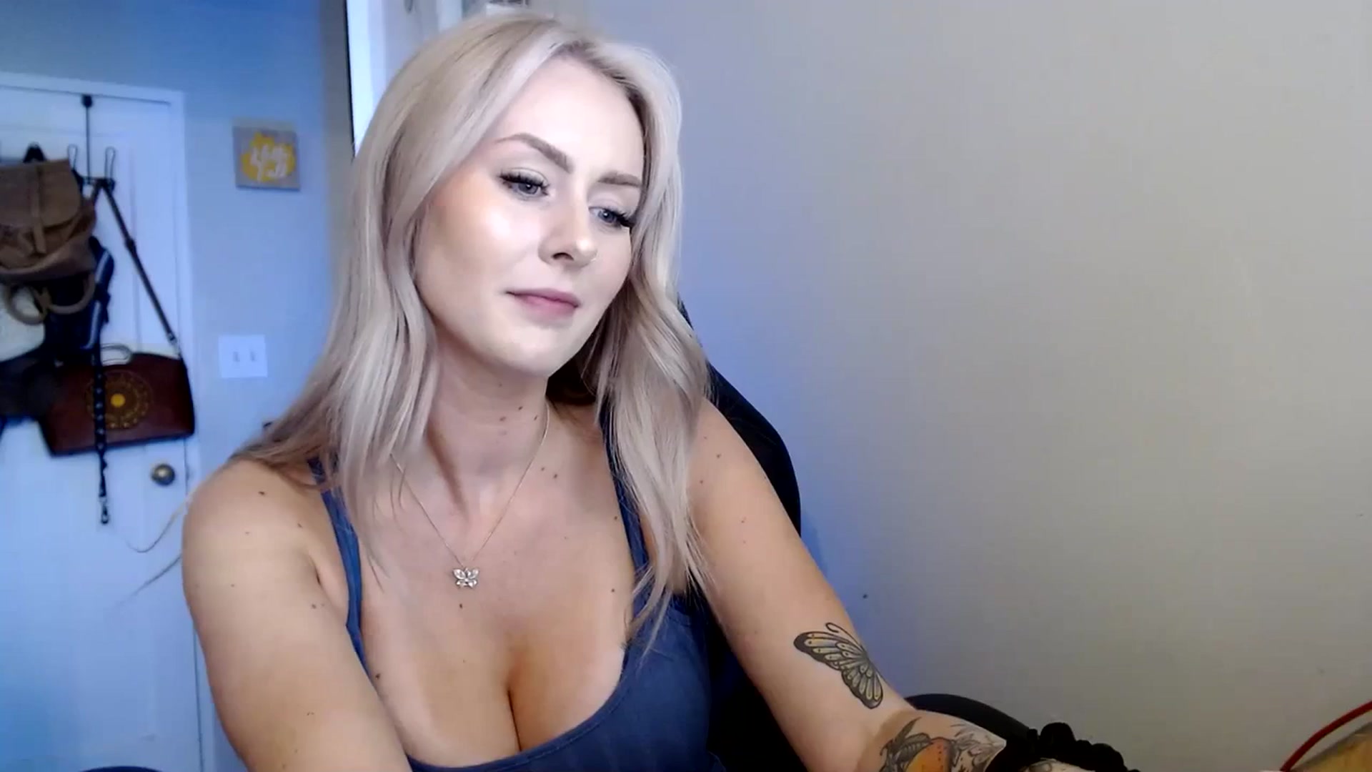 Gallery image thumbnail from babyaustyn's myfreecams stream on, 10/03/2023, 20:50 image 14 of 20