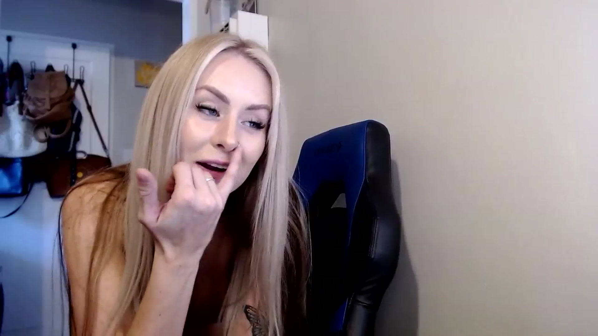 Gallery image thumbnail from babyaustyn's myfreecams stream on, 10/11/2023, 20:32 image 17 of 20