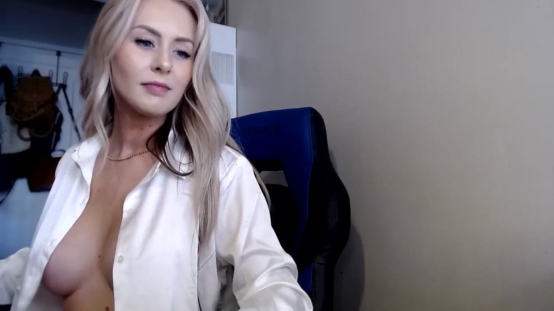 Gallery image thumbnail from babyaustyn's myfreecams stream on, 10/19/2023, 22:13 image 15 of 20