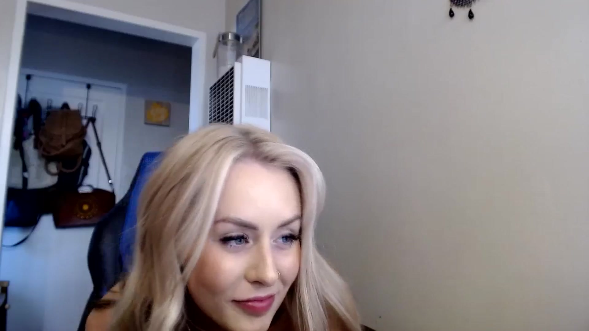 Gallery image thumbnail from babyaustyn's myfreecams stream on, 10/19/2023, 22:13 image 19 of 20