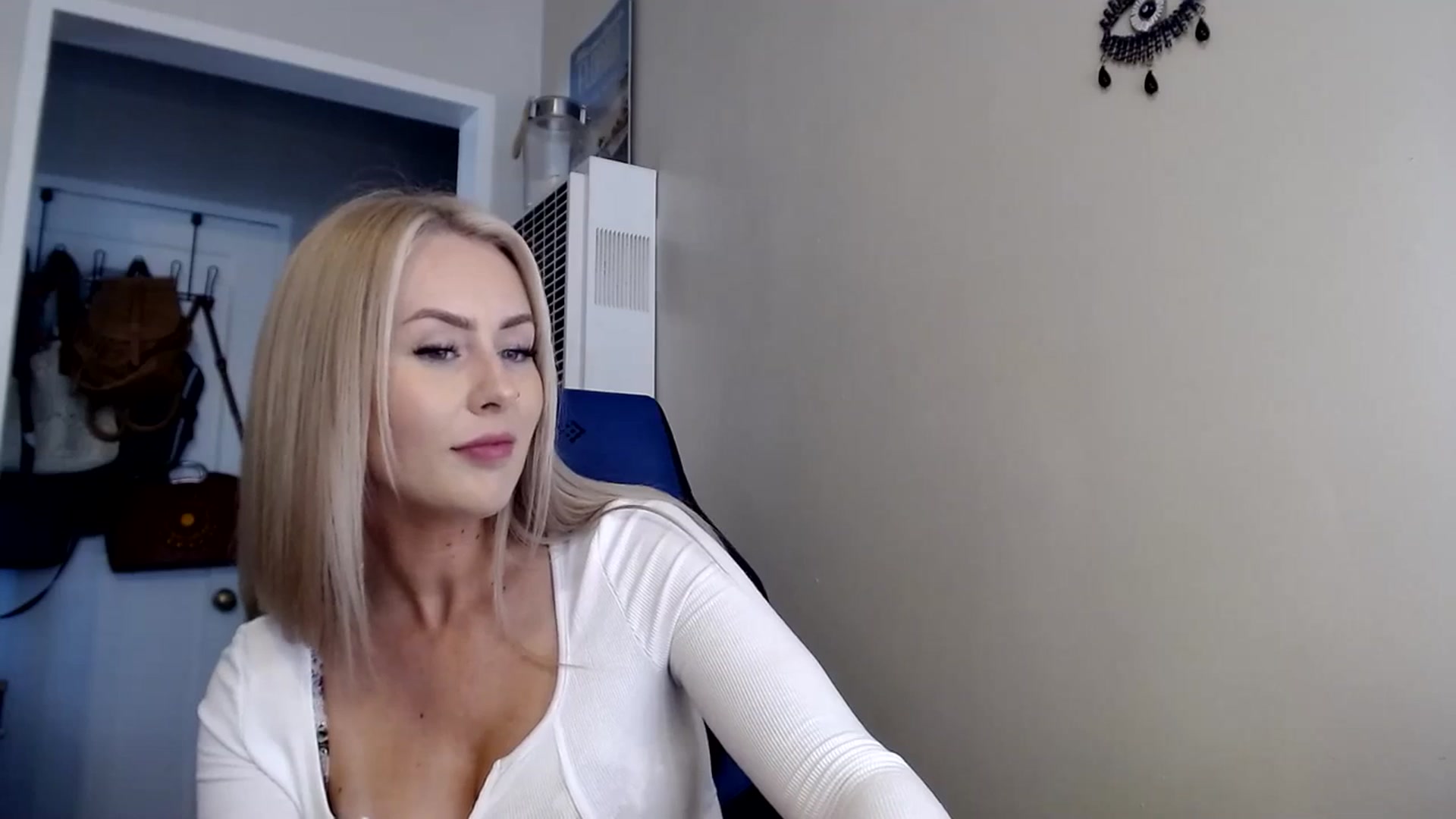 Gallery image thumbnail from babyaustyn's myfreecams stream on, 10/21/2023, 21:41 image 10 of 20