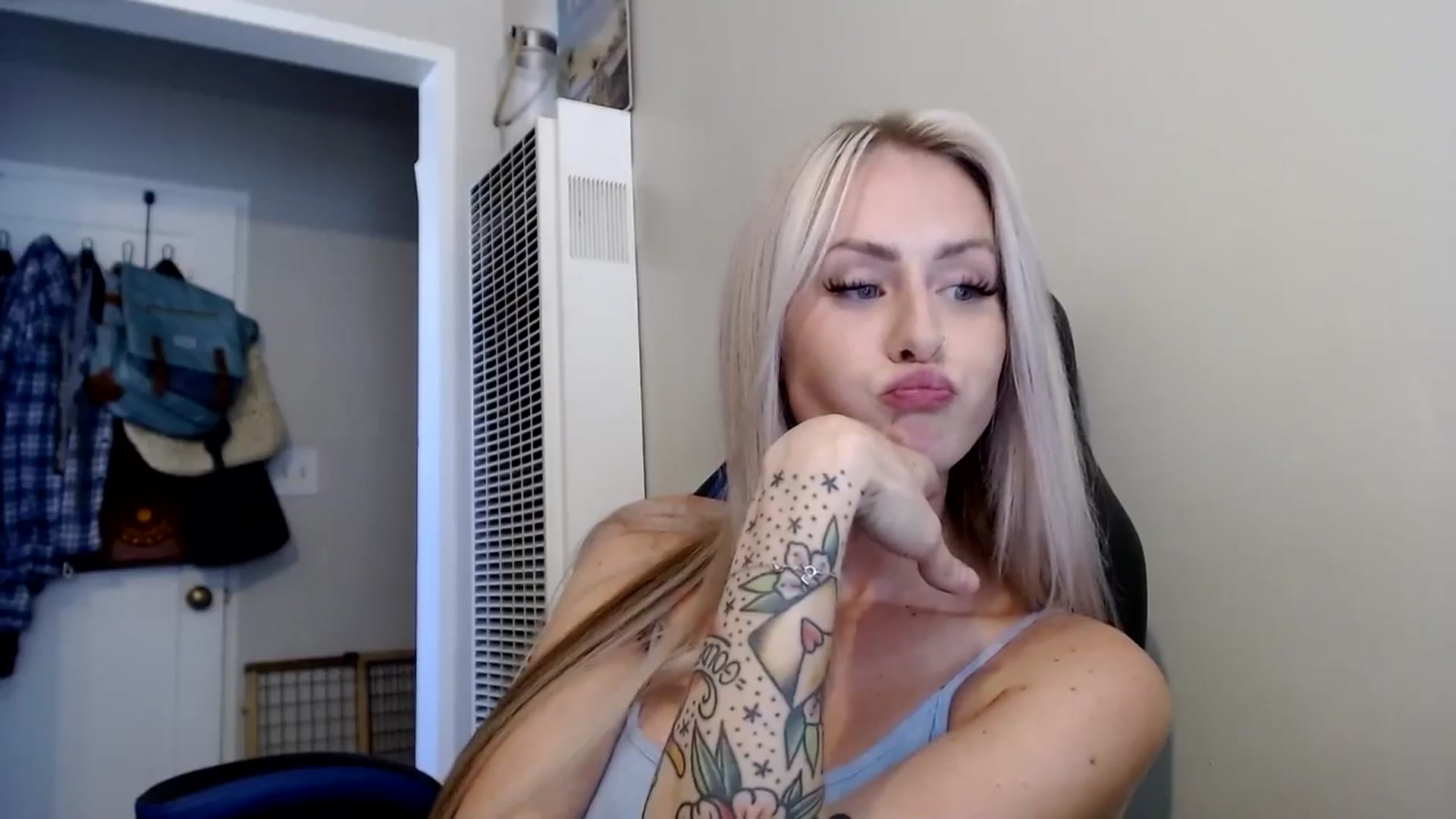 Gallery image thumbnail from babyaustyn's myfreecams stream on, 08/06/2024, 22:25 image 13 of 20