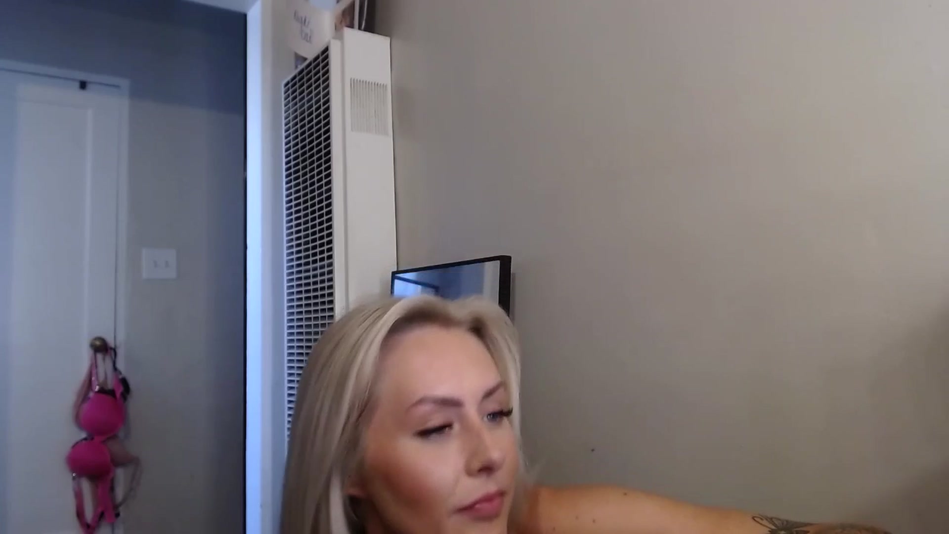 Gallery image thumbnail from babyaustyn's myfreecams stream on, 02/14/2025, 23:40 image 4 of 20