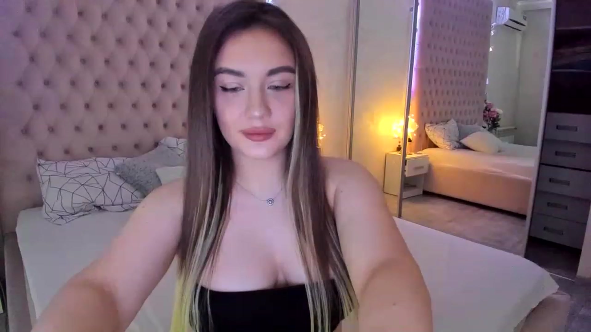Gallery image thumbnail from babygirl____'s myfreecams stream on, 12/04/2022, 18:24 image 6 of 20