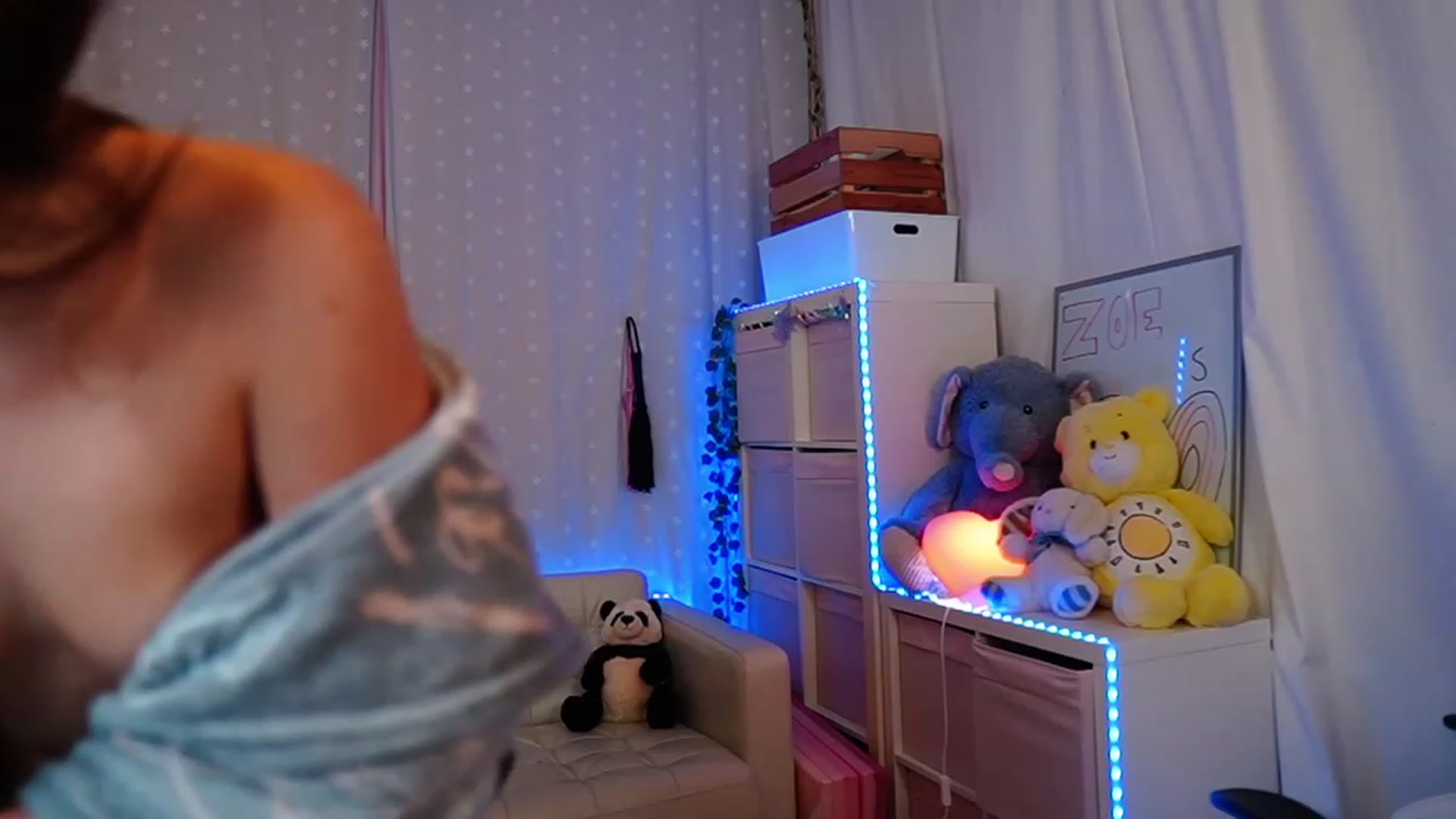 Gallery image thumbnail from babygirlzoe3's myfreecams stream on, 11/21/2022, 03:52 image 16 of 20